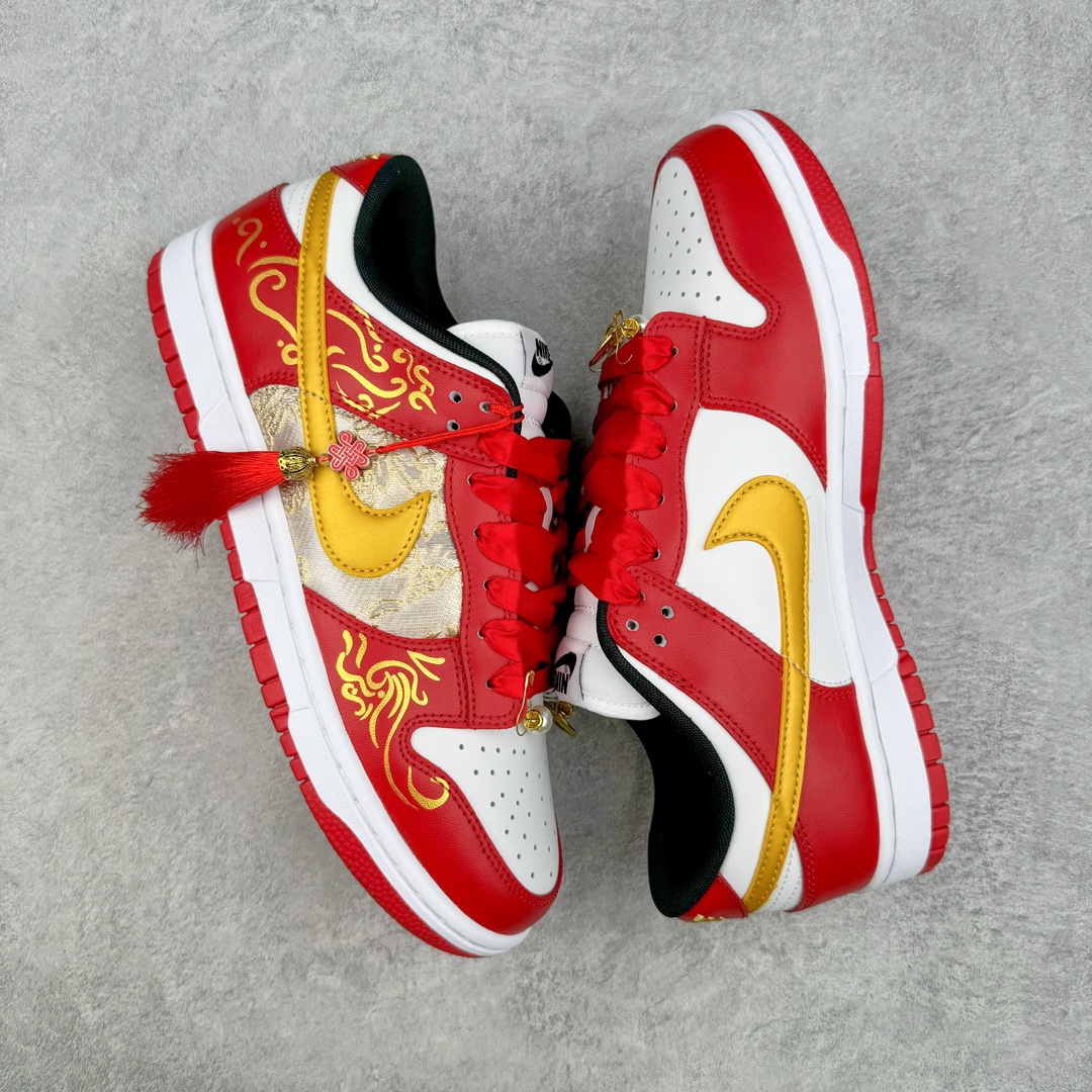 图片[3]-💰250 ＃YC纯原 NK Dunk Low CNY龙年限定 龙凤呈祥 红金 FD9762-061 定制系列天花板 无原鞋不开发 全系列得物原鞋一比一校对开发 配色持续更新中 终端对接 优势输出 全套原厂楦头原纸板数据档案倾力打造 原汁原味莞产 极致还原 圈内最强针车工艺 高端零售指定版 广东原厂配套原盒原标 鞋盒分三个尺码段 原厂冲刀 超高清洁度 全鞋零毛边皮料切割 采用原厂百宏鞋带以及原厂百宏织唛舌标 内标可供原厂几率过验 进口原装条纹中底布 四线拉帮白色点胶 原厂拉帮手法遵循公司 原厂电绣 极致还原 SIZE：35.5 36 36.5 37.5 38 38.5 39 40 40.5 41 42 42.5 43 44 44.5 45 46 47.5 编码：by3936020-运动鞋