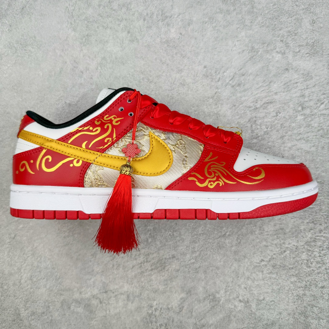 💰250 ＃YC纯原 NK Dunk Low CNY龙年限定 龙凤呈祥 红金 FD9762-061 定制系列天花板 无原鞋不开发 全系列得物原鞋一比一校对开发 配色持续更新中 终端对接 优势输出 全套原厂楦头原纸板数据档案倾力打造 原汁原味莞产 极致还原 圈内最强针车工艺 高端零售指定版 广东原厂配套原盒原标 鞋盒分三个尺码段 原厂冲刀 超高清洁度 全鞋零毛边皮料切割 采用原厂百宏鞋带以及原厂百宏织唛舌标 内标可供原厂几率过验 进口原装条纹中底布 四线拉帮白色点胶 原厂拉帮手法遵循公司 原厂电绣 极致还原 SIZE：35.5 36 36.5 37.5 38 38.5 39 40 40.5 41 42 42.5 43 44 44.5 45 46 47.5 编码：by3936020-运动鞋