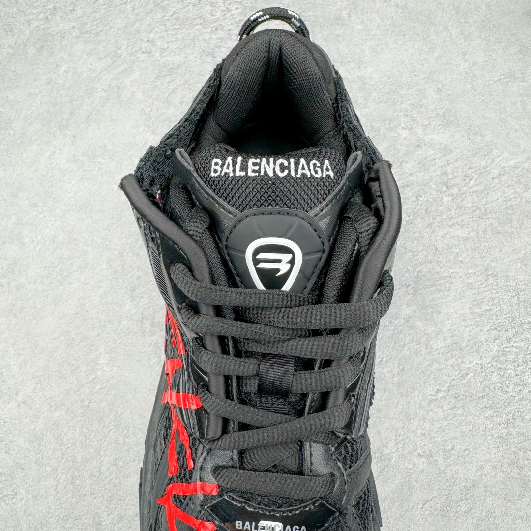 图片[5]-💰460 ＃VG零售版 BALENCIAGA Runner Sneaker 巴黎世家七代慢跑系列低帮复古野跑潮流运动鞋老爹鞋 尼龙和网布材质 磨损效果 鞋头边缘印有尺码 背面浮印尺码 外侧印有跑者徽标 鞋舌刺绣 Balenciaga 品牌标识 鞋跟背面 Balenciaga品牌标识 材质采用65%聚氨酯、35%聚酯纤维 全新 Runner 鞋型轮廓借鉴于 2000 年初的复古线条 搭载大网眼面料制成鞋面基础，由粉色、白色尼龍与橡胶质地覆盖鞋面诠释线条感 当中透过几道手缝线与折损痕更是精准的掌握历经时间淬炼的破旧痕迹 延续其手法至鞋领、鞋跟、鞋带、中底等部分均饰有破损及脏污之貌 尤其是鞋领处与鞋带孔眼条更是采用不规则做旧技术将内容物泡棉随机露出 尺码：35 36 37 38 39 40 41 42 43 44 45 46 编码：by5936030-运动鞋