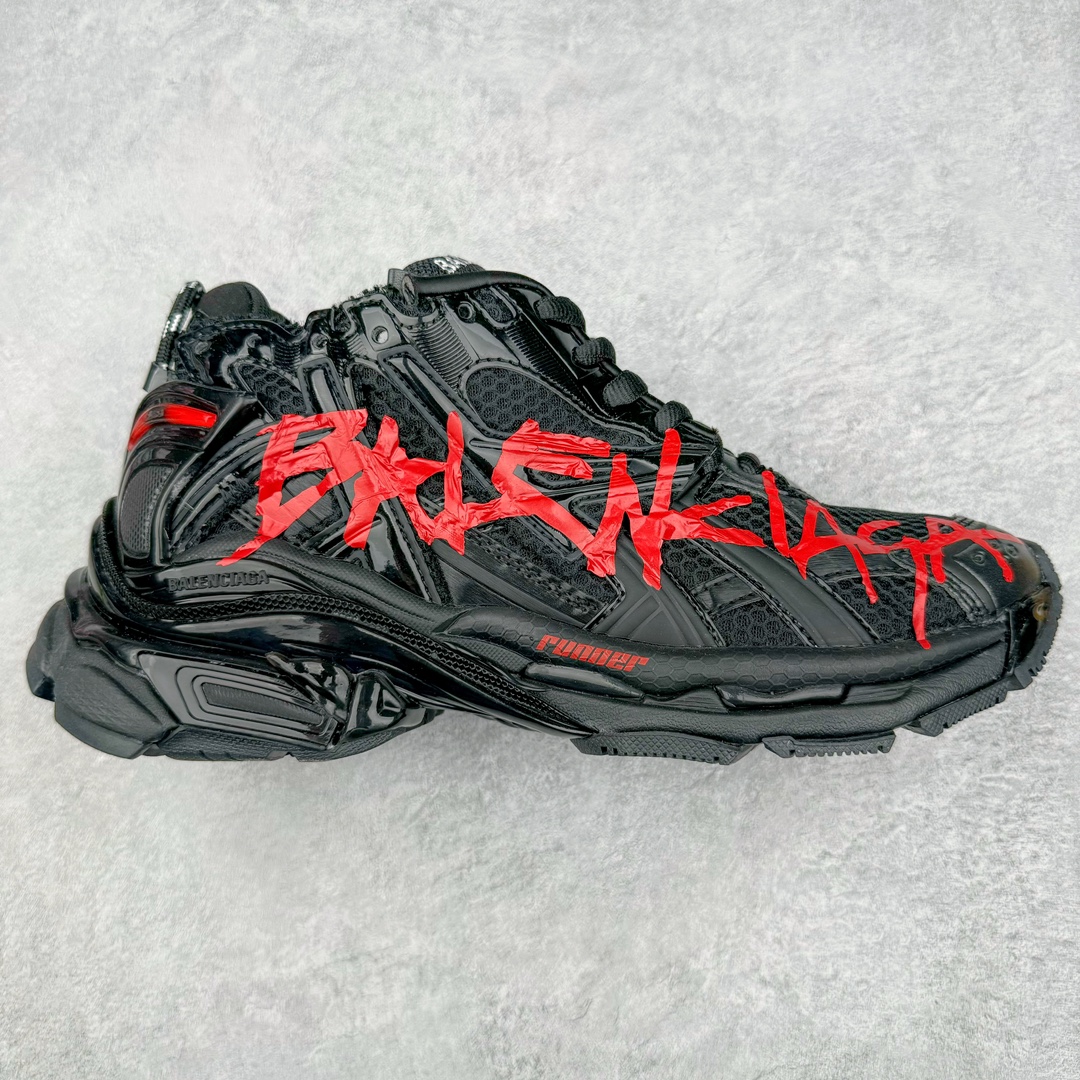 💰460 ＃VG零售版 BALENCIAGA Runner Sneaker 巴黎世家七代慢跑系列低帮复古野跑潮流运动鞋老爹鞋 尼龙和网布材质 磨损效果 鞋头边缘印有尺码 背面浮印尺码 外侧印有跑者徽标 鞋舌刺绣 Balenciaga 品牌标识 鞋跟背面 Balenciaga品牌标识 材质采用65%聚氨酯、35%聚酯纤维 全新 Runner 鞋型轮廓借鉴于 2000 年初的复古线条 搭载大网眼面料制成鞋面基础，由粉色、白色尼龍与橡胶质地覆盖鞋面诠释线条感 当中透过几道手缝线与折损痕更是精准的掌握历经时间淬炼的破旧痕迹 延续其手法至鞋领、鞋跟、鞋带、中底等部分均饰有破损及脏污之貌 尤其是鞋领处与鞋带孔眼条更是采用不规则做旧技术将内容物泡棉随机露出 尺码：35 36 37 38 39 40 41 42 43 44 45 46 编码：by5936030-运动鞋