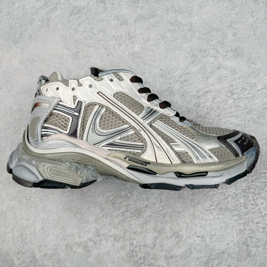 ＃VG零售版 BALENCIAGA Runner Sneaker 巴黎世家七代慢跑系列低帮复古野跑潮流运动鞋老爹鞋 尼龙和网布材质 磨损效果 鞋头边缘印有尺码 背面浮印尺码 外侧印有跑者徽标 鞋舌刺绣 Balenciaga 品牌标识 鞋跟背面 Balenciaga品牌标识 材质采用65%聚氨酯、35%聚酯纤维 全新 Runner 鞋型轮廓借鉴于 2000 年初的复古线条 搭载大网眼面料制成鞋面基础，由粉色、白色尼龍与橡胶质地覆盖鞋面诠释线条感 当中透过几道手缝线与折损痕更是精准的掌握历经时间淬炼的破旧痕迹 延续其手法至鞋领、鞋跟、鞋带、中底等部分均饰有破损及脏污之貌 尤其是鞋领处与鞋带孔眼条更是采用不规则做旧技术将内容物泡棉随机露出 尺码：35 36 37 38 39 40 41 42 43 44 45 46-选品中心
