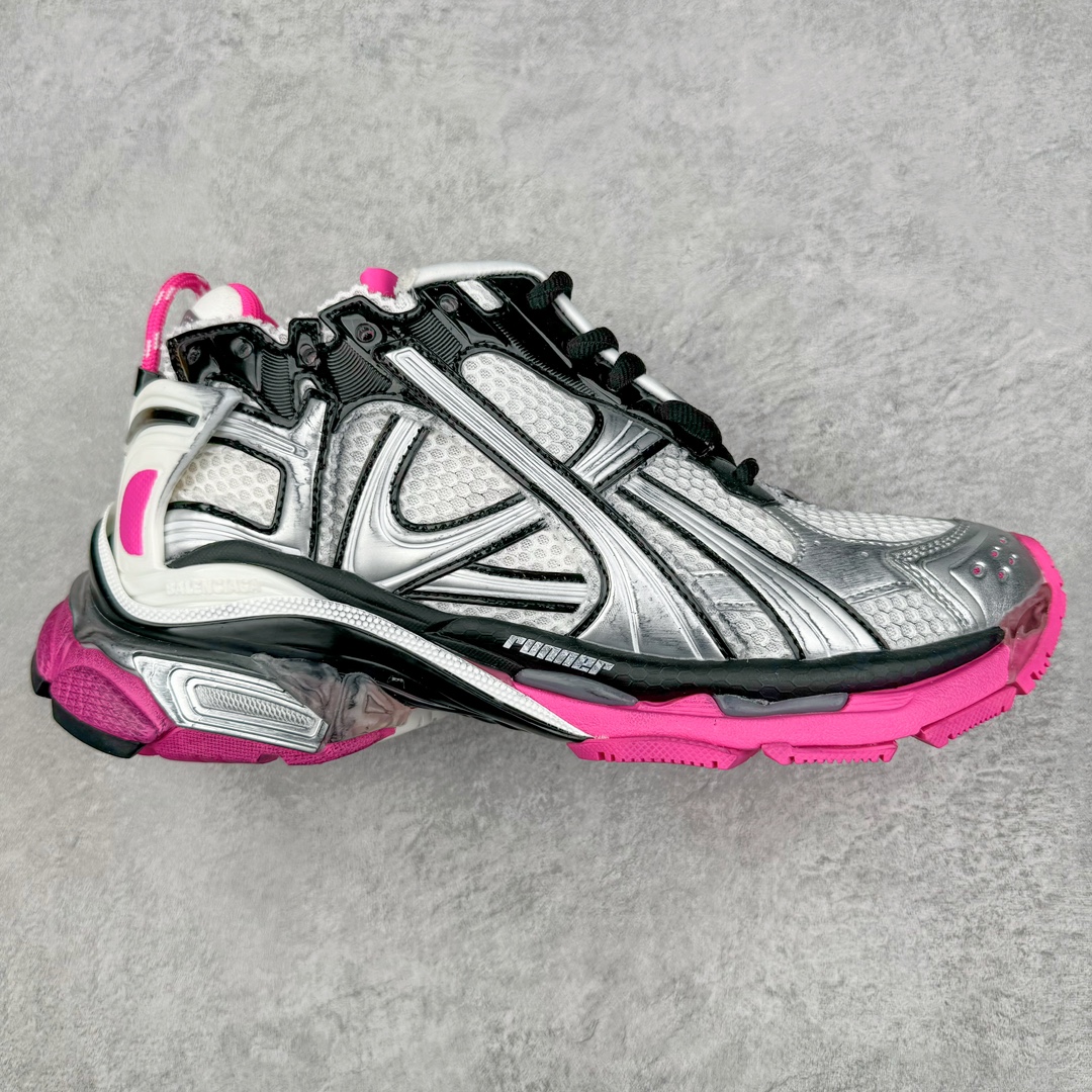 图片[3]-＃VG零售版 BALENCIAGA Runner Sneaker 巴黎世家七代慢跑系列低帮复古野跑潮流运动鞋老爹鞋 尼龙和网布材质 磨损效果 鞋头边缘印有尺码 背面浮印尺码 外侧印有跑者徽标 鞋舌刺绣 Balenciaga 品牌标识 鞋跟背面 Balenciaga品牌标识 材质采用65%聚氨酯、35%聚酯纤维 全新 Runner 鞋型轮廓借鉴于 2000 年初的复古线条 搭载大网眼面料制成鞋面基础，由粉色、白色尼龍与橡胶质地覆盖鞋面诠释线条感 当中透过几道手缝线与折损痕更是精准的掌握历经时间淬炼的破旧痕迹 延续其手法至鞋领、鞋跟、鞋带、中底等部分均饰有破损及脏污之貌 尤其是鞋领处与鞋带孔眼条更是采用不规则做旧技术将内容物泡棉随机露出 尺码：35 36 37 38 39 40 41 42 43 44 45 46-选品中心