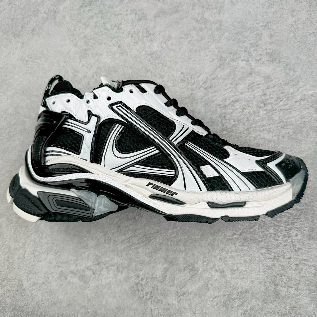 图片[6]-＃VG零售版 BALENCIAGA Runner Sneaker 巴黎世家七代慢跑系列低帮复古野跑潮流运动鞋老爹鞋 尼龙和网布材质 磨损效果 鞋头边缘印有尺码 背面浮印尺码 外侧印有跑者徽标 鞋舌刺绣 Balenciaga 品牌标识 鞋跟背面 Balenciaga品牌标识 材质采用65%聚氨酯、35%聚酯纤维 全新 Runner 鞋型轮廓借鉴于 2000 年初的复古线条 搭载大网眼面料制成鞋面基础，由粉色、白色尼龍与橡胶质地覆盖鞋面诠释线条感 当中透过几道手缝线与折损痕更是精准的掌握历经时间淬炼的破旧痕迹 延续其手法至鞋领、鞋跟、鞋带、中底等部分均饰有破损及脏污之貌 尤其是鞋领处与鞋带孔眼条更是采用不规则做旧技术将内容物泡棉随机露出 尺码：35 36 37 38 39 40 41 42 43 44 45 46-选品中心