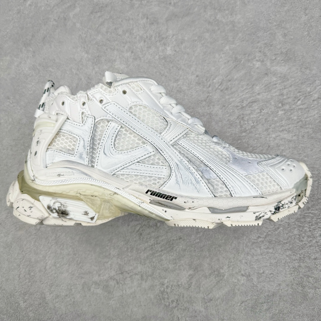 图片[4]-＃VG零售版 BALENCIAGA Runner Sneaker 巴黎世家七代慢跑系列低帮复古野跑潮流运动鞋老爹鞋 尼龙和网布材质 磨损效果 鞋头边缘印有尺码 背面浮印尺码 外侧印有跑者徽标 鞋舌刺绣 Balenciaga 品牌标识 鞋跟背面 Balenciaga品牌标识 材质采用65%聚氨酯、35%聚酯纤维 全新 Runner 鞋型轮廓借鉴于 2000 年初的复古线条 搭载大网眼面料制成鞋面基础，由粉色、白色尼龍与橡胶质地覆盖鞋面诠释线条感 当中透过几道手缝线与折损痕更是精准的掌握历经时间淬炼的破旧痕迹 延续其手法至鞋领、鞋跟、鞋带、中底等部分均饰有破损及脏污之貌 尤其是鞋领处与鞋带孔眼条更是采用不规则做旧技术将内容物泡棉随机露出 尺码：35 36 37 38 39 40 41 42 43 44 45 46-选品中心