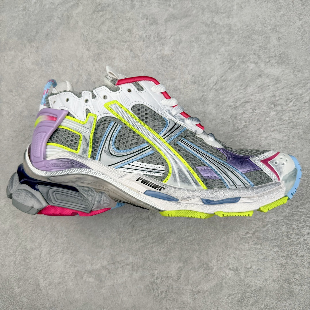 图片[2]-＃VG零售版 BALENCIAGA Runner Sneaker 巴黎世家七代慢跑系列低帮复古野跑潮流运动鞋老爹鞋 尼龙和网布材质 磨损效果 鞋头边缘印有尺码 背面浮印尺码 外侧印有跑者徽标 鞋舌刺绣 Balenciaga 品牌标识 鞋跟背面 Balenciaga品牌标识 材质采用65%聚氨酯、35%聚酯纤维 全新 Runner 鞋型轮廓借鉴于 2000 年初的复古线条 搭载大网眼面料制成鞋面基础，由粉色、白色尼龍与橡胶质地覆盖鞋面诠释线条感 当中透过几道手缝线与折损痕更是精准的掌握历经时间淬炼的破旧痕迹 延续其手法至鞋领、鞋跟、鞋带、中底等部分均饰有破损及脏污之貌 尤其是鞋领处与鞋带孔眼条更是采用不规则做旧技术将内容物泡棉随机露出 尺码：35 36 37 38 39 40 41 42 43 44 45 46-选品中心