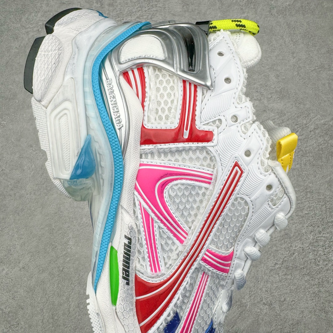 图片[6]-💰460 ＃VG零售版 BALENCIAGA Runner Sneaker 巴黎世家七代慢跑系列低帮复古野跑潮流运动鞋老爹鞋 尼龙和网布材质 磨损效果 鞋头边缘印有尺码 背面浮印尺码 外侧印有跑者徽标 鞋舌刺绣 Balenciaga 品牌标识 鞋跟背面 Balenciaga品牌标识 材质采用65%聚氨酯、35%聚酯纤维 全新 Runner 鞋型轮廓借鉴于 2000 年初的复古线条 搭载大网眼面料制成鞋面基础，由粉色、白色尼龍与橡胶质地覆盖鞋面诠释线条感 当中透过几道手缝线与折损痕更是精准的掌握历经时间淬炼的破旧痕迹 延续其手法至鞋领、鞋跟、鞋带、中底等部分均饰有破损及脏污之貌 尤其是鞋领处与鞋带孔眼条更是采用不规则做旧技术将内容物泡棉随机露出 尺码：35 36 37 38 39 40 41 42 43 44 45 46 编码：by5936030-运动鞋