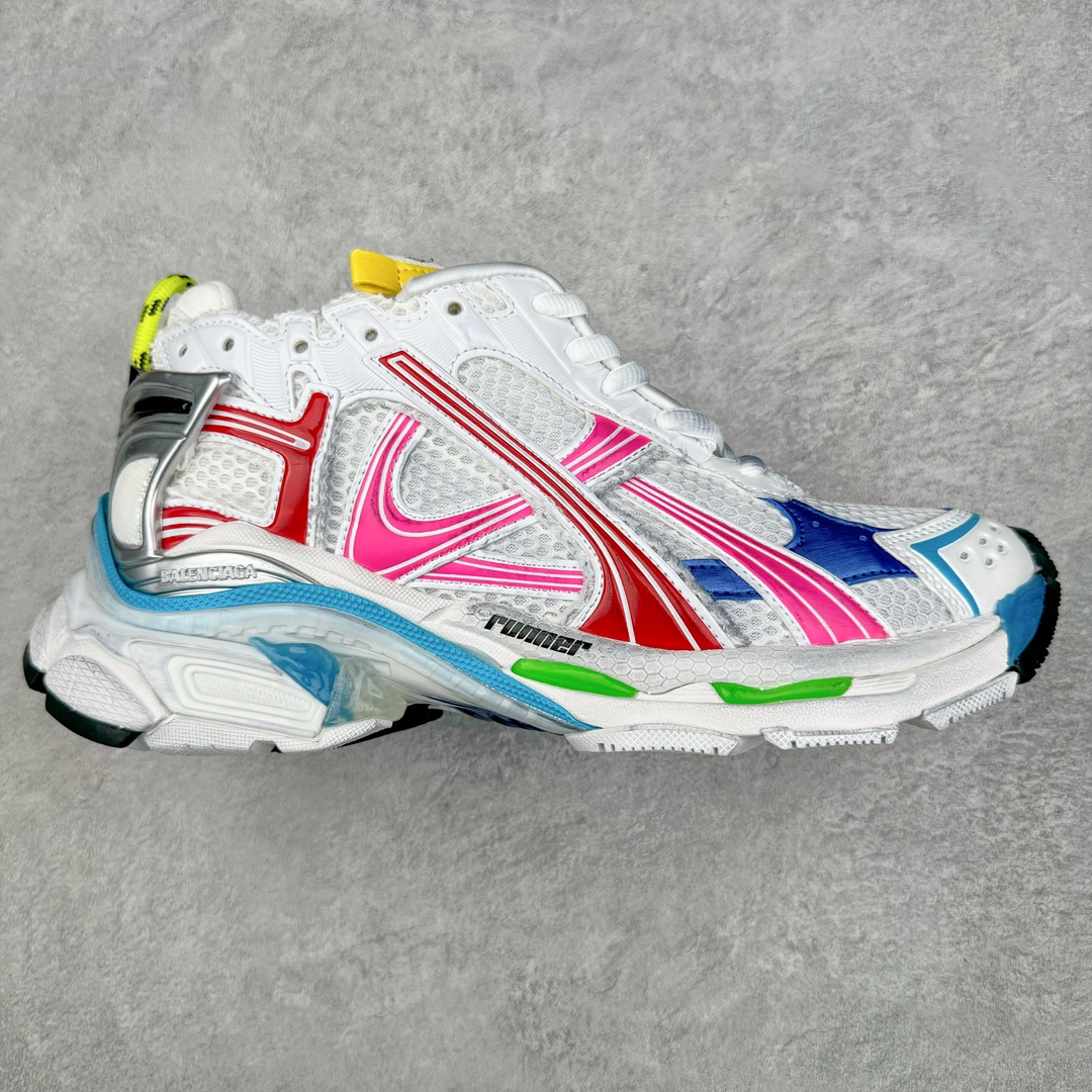 💰460 ＃VG零售版 BALENCIAGA Runner Sneaker 巴黎世家七代慢跑系列低帮复古野跑潮流运动鞋老爹鞋 尼龙和网布材质 磨损效果 鞋头边缘印有尺码 背面浮印尺码 外侧印有跑者徽标 鞋舌刺绣 Balenciaga 品牌标识 鞋跟背面 Balenciaga品牌标识 材质采用65%聚氨酯、35%聚酯纤维 全新 Runner 鞋型轮廓借鉴于 2000 年初的复古线条 搭载大网眼面料制成鞋面基础，由粉色、白色尼龍与橡胶质地覆盖鞋面诠释线条感 当中透过几道手缝线与折损痕更是精准的掌握历经时间淬炼的破旧痕迹 延续其手法至鞋领、鞋跟、鞋带、中底等部分均饰有破损及脏污之貌 尤其是鞋领处与鞋带孔眼条更是采用不规则做旧技术将内容物泡棉随机露出 尺码：35 36 37 38 39 40 41 42 43 44 45 46 编码：by5936030-运动鞋