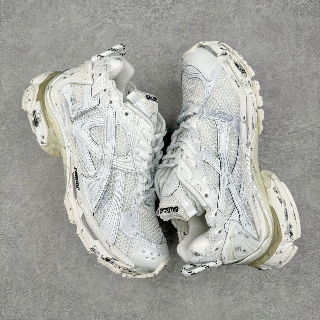 图片[3]-💰460 ＃VG零售版 BALENCIAGA Runner Sneaker 巴黎世家七代慢跑系列低帮复古野跑潮流运动鞋老爹鞋 尼龙和网布材质 磨损效果 鞋头边缘印有尺码 背面浮印尺码 外侧印有跑者徽标 鞋舌刺绣 Balenciaga 品牌标识 鞋跟背面 Balenciaga品牌标识 材质采用65%聚氨酯、35%聚酯纤维 全新 Runner 鞋型轮廓借鉴于 2000 年初的复古线条 搭载大网眼面料制成鞋面基础，由粉色、白色尼龍与橡胶质地覆盖鞋面诠释线条感 当中透过几道手缝线与折损痕更是精准的掌握历经时间淬炼的破旧痕迹 延续其手法至鞋领、鞋跟、鞋带、中底等部分均饰有破损及脏污之貌 尤其是鞋领处与鞋带孔眼条更是采用不规则做旧技术将内容物泡棉随机露出 尺码：35 36 37 38 39 40 41 42 43 44 45 46 编码：by5936030-运动鞋