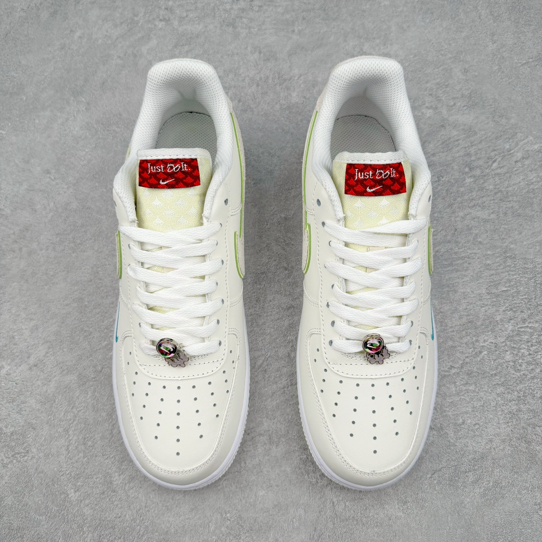 图片[2]-💰140 ＃福利特价‼NK Air Force 1\’07 Low LX\”Year of the Dragon\”空军一号经典低帮百搭休闲运动板鞋“龙年米白灰绿珠宝”FZ5052-131 整体色调以粉色搭配米白示人，鞋侧 Swoosh 与后跟则辅以龙鳞纹理点缀。细看鞋舌 Just Do It 字样，D 改为龙形态的刺绣呈现，鞋带扣还额外加入珠宝元素装饰，进一步营造东方优雅的华丽气质。目前这款Air Force 1 Low “Year of the Dragon” 确定将于明年 1 月初登场，除此之外，还有一款同样构色方案的Dunk Low LX一并现身。而除此之外，科比战靴是否会再度出现在今年的龙年 CNY 系列中，不妨拭目以待吧！尺码：36 36.5 37.5 38 38.5 39 40 40.5 41 42 42.5 43 44 44.5 45 编码：Sby2936010-运动鞋