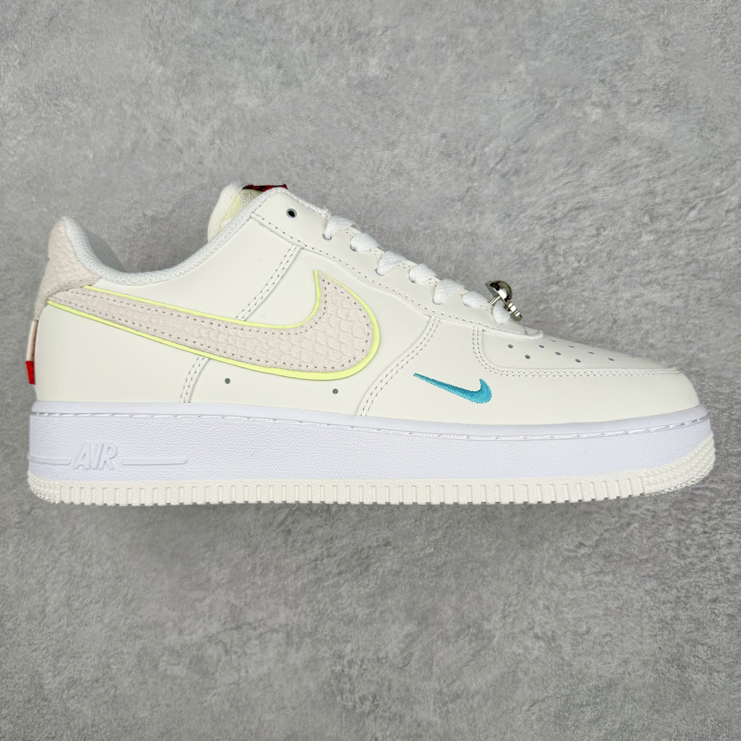 💰140 ＃福利特价‼NK Air Force 1\’07 Low LX\”Year of the Dragon\”空军一号经典低帮百搭休闲运动板鞋“龙年米白灰绿珠宝”FZ5052-131 整体色调以粉色搭配米白示人，鞋侧 Swoosh 与后跟则辅以龙鳞纹理点缀。细看鞋舌 Just Do It 字样，D 改为龙形态的刺绣呈现，鞋带扣还额外加入珠宝元素装饰，进一步营造东方优雅的华丽气质。目前这款Air Force 1 Low “Year of the Dragon” 确定将于明年 1 月初登场，除此之外，还有一款同样构色方案的Dunk Low LX一并现身。而除此之外，科比战靴是否会再度出现在今年的龙年 CNY 系列中，不妨拭目以待吧！尺码：36 36.5 37.5 38 38.5 39 40 40.5 41 42 42.5 43 44 44.5 45 编码：Sby2936010-运动鞋