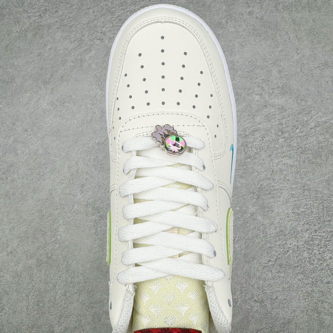 图片[4]-💰140 ＃福利特价‼NK Air Force 1\’07 Low LX\”Year of the Dragon\”空军一号经典低帮百搭休闲运动板鞋“龙年米白灰绿珠宝”FZ5052-131 整体色调以粉色搭配米白示人，鞋侧 Swoosh 与后跟则辅以龙鳞纹理点缀。细看鞋舌 Just Do It 字样，D 改为龙形态的刺绣呈现，鞋带扣还额外加入珠宝元素装饰，进一步营造东方优雅的华丽气质。目前这款Air Force 1 Low “Year of the Dragon” 确定将于明年 1 月初登场，除此之外，还有一款同样构色方案的Dunk Low LX一并现身。而除此之外，科比战靴是否会再度出现在今年的龙年 CNY 系列中，不妨拭目以待吧！尺码：36 36.5 37.5 38 38.5 39 40 40.5 41 42 42.5 43 44 44.5 45 编码：Sby2936010-运动鞋