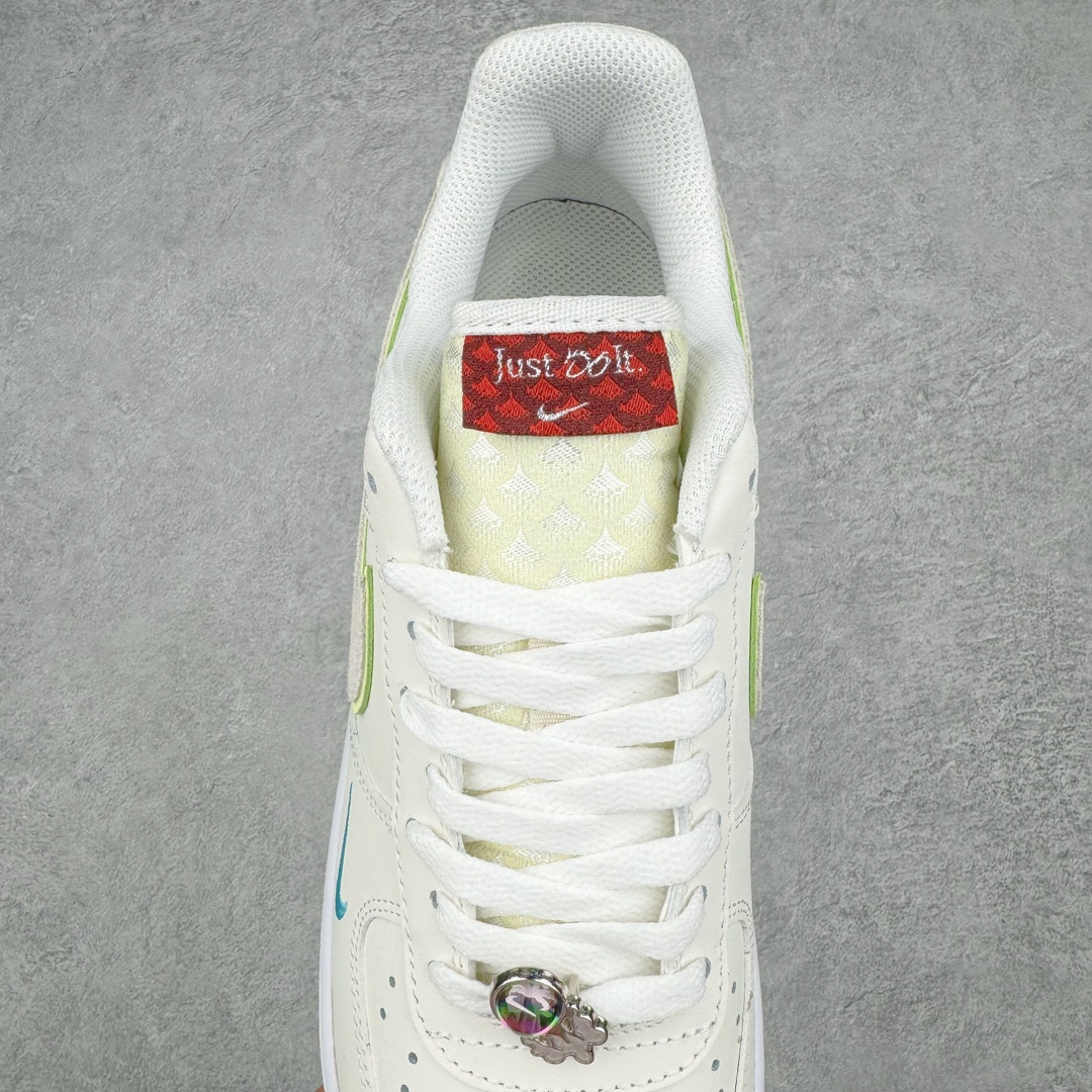 图片[5]-💰140 ＃福利特价‼NK Air Force 1\’07 Low LX\”Year of the Dragon\”空军一号经典低帮百搭休闲运动板鞋“龙年米白灰绿珠宝”FZ5052-131 整体色调以粉色搭配米白示人，鞋侧 Swoosh 与后跟则辅以龙鳞纹理点缀。细看鞋舌 Just Do It 字样，D 改为龙形态的刺绣呈现，鞋带扣还额外加入珠宝元素装饰，进一步营造东方优雅的华丽气质。目前这款Air Force 1 Low “Year of the Dragon” 确定将于明年 1 月初登场，除此之外，还有一款同样构色方案的Dunk Low LX一并现身。而除此之外，科比战靴是否会再度出现在今年的龙年 CNY 系列中，不妨拭目以待吧！尺码：36 36.5 37.5 38 38.5 39 40 40.5 41 42 42.5 43 44 44.5 45 编码：Sby2936010-运动鞋