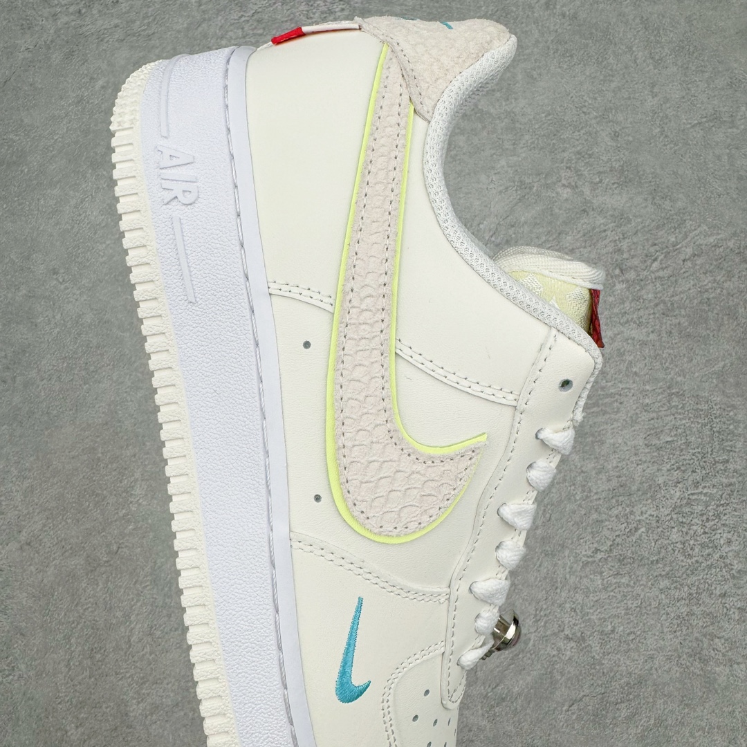 图片[6]-💰140 ＃福利特价‼NK Air Force 1\’07 Low LX\”Year of the Dragon\”空军一号经典低帮百搭休闲运动板鞋“龙年米白灰绿珠宝”FZ5052-131 整体色调以粉色搭配米白示人，鞋侧 Swoosh 与后跟则辅以龙鳞纹理点缀。细看鞋舌 Just Do It 字样，D 改为龙形态的刺绣呈现，鞋带扣还额外加入珠宝元素装饰，进一步营造东方优雅的华丽气质。目前这款Air Force 1 Low “Year of the Dragon” 确定将于明年 1 月初登场，除此之外，还有一款同样构色方案的Dunk Low LX一并现身。而除此之外，科比战靴是否会再度出现在今年的龙年 CNY 系列中，不妨拭目以待吧！尺码：36 36.5 37.5 38 38.5 39 40 40.5 41 42 42.5 43 44 44.5 45 编码：Sby2936010-运动鞋