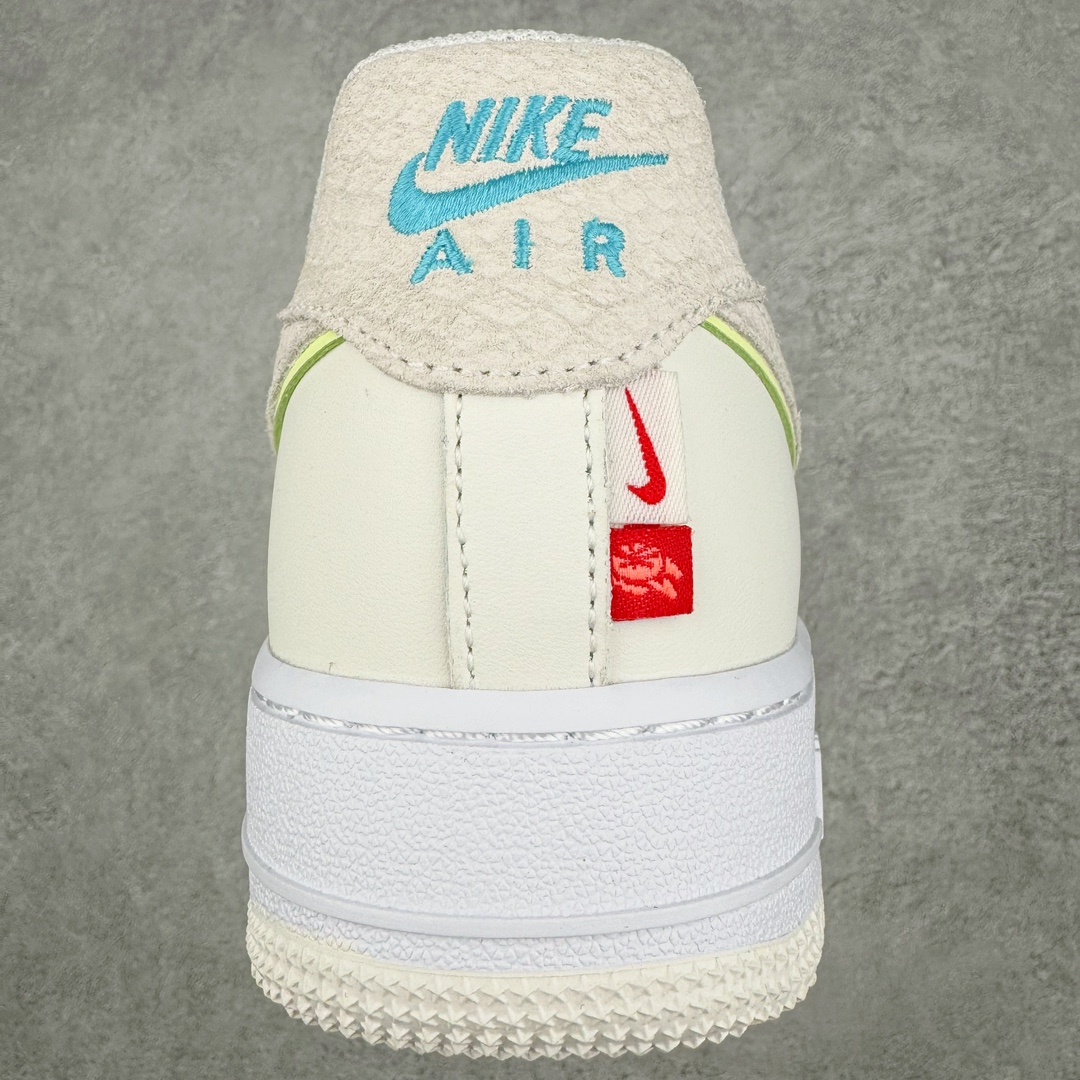 图片[8]-💰140 ＃福利特价‼NK Air Force 1\’07 Low LX\”Year of the Dragon\”空军一号经典低帮百搭休闲运动板鞋“龙年米白灰绿珠宝”FZ5052-131 整体色调以粉色搭配米白示人，鞋侧 Swoosh 与后跟则辅以龙鳞纹理点缀。细看鞋舌 Just Do It 字样，D 改为龙形态的刺绣呈现，鞋带扣还额外加入珠宝元素装饰，进一步营造东方优雅的华丽气质。目前这款Air Force 1 Low “Year of the Dragon” 确定将于明年 1 月初登场，除此之外，还有一款同样构色方案的Dunk Low LX一并现身。而除此之外，科比战靴是否会再度出现在今年的龙年 CNY 系列中，不妨拭目以待吧！尺码：36 36.5 37.5 38 38.5 39 40 40.5 41 42 42.5 43 44 44.5 45 编码：Sby2936010-运动鞋