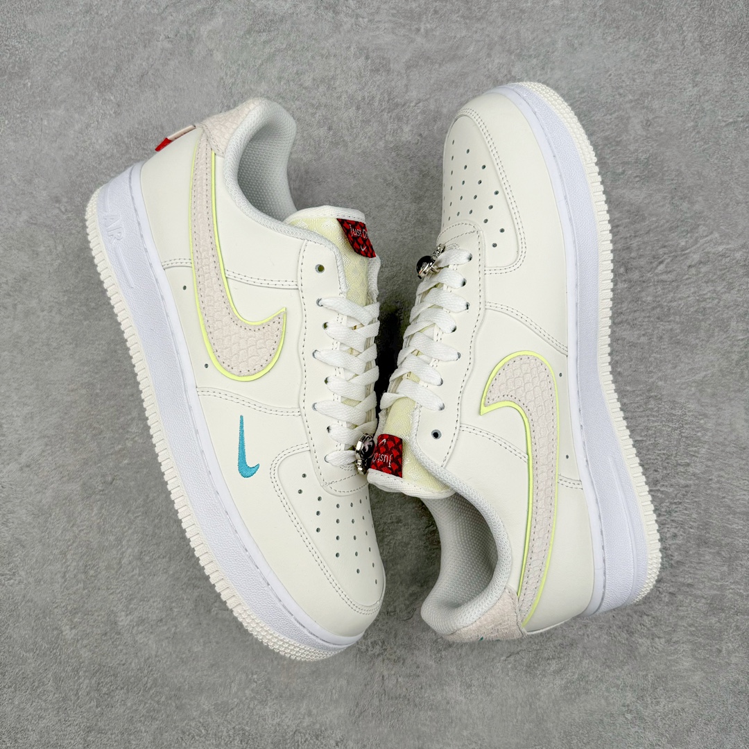 图片[3]-💰140 ＃福利特价‼NK Air Force 1\’07 Low LX\”Year of the Dragon\”空军一号经典低帮百搭休闲运动板鞋“龙年米白灰绿珠宝”FZ5052-131 整体色调以粉色搭配米白示人，鞋侧 Swoosh 与后跟则辅以龙鳞纹理点缀。细看鞋舌 Just Do It 字样，D 改为龙形态的刺绣呈现，鞋带扣还额外加入珠宝元素装饰，进一步营造东方优雅的华丽气质。目前这款Air Force 1 Low “Year of the Dragon” 确定将于明年 1 月初登场，除此之外，还有一款同样构色方案的Dunk Low LX一并现身。而除此之外，科比战靴是否会再度出现在今年的龙年 CNY 系列中，不妨拭目以待吧！尺码：36 36.5 37.5 38 38.5 39 40 40.5 41 42 42.5 43 44 44.5 45 编码：Sby2936010-运动鞋