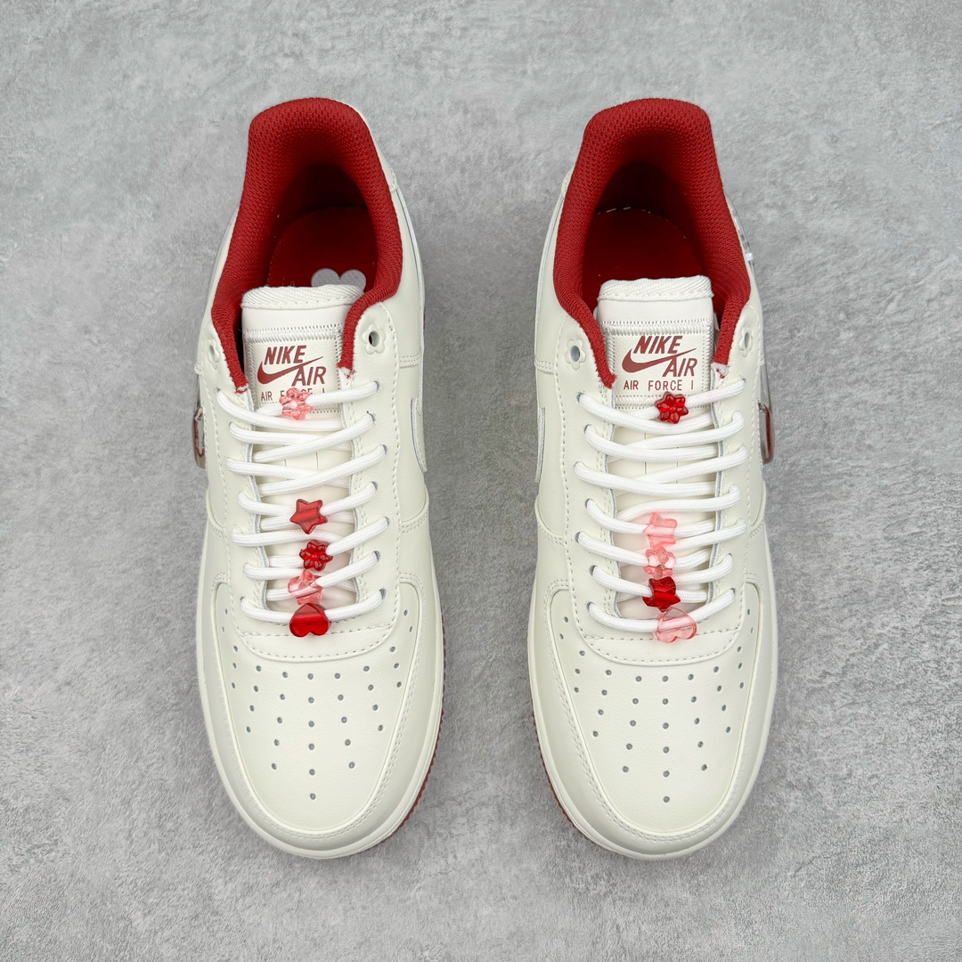 图片[2]-💰140 ＃福利特价‼NK Wmns Air Force 1\’07 Low\”Valentine’s Day 2024\”空军一号低帮经典百搭休闲运动板鞋“米白粉酒红串珠情人节”FZ5068-161 NK Air Force 1运动鞋一直都很受大家欢迎，而且推出的主题和配色亦愈来愈多选择，每一款都超吸睛！每年情人节亦会推出情人节版的款式，最近Nike就率先公开了2024年的情人节版Nike Air Force 1 Low ——「Valentine’s Day」～以白色皮革製作而成，配上浪漫又吸睛的玫红、粉两色。今年更是将外侧标志性的NIKE Swoosh Logo变成透明立体设计，入面仲有闪亮的心型小亮片，随住大家的步伐而郁动，超可爱！就连鞋带上都充满小细节，上面串住几粒粉嫩的花花、星星、心心珠仔，童趣感UP！而最底的一颗心心珠上更是带有一个迷你NIKE Swoosh Logo，取替了原本的鞋带扣设计，瞬间少女心爆棚！后脚跟Logo部分亦变成了一个花花Mix心心的Nike Logo，加上玫红色的内衬和带点闪粉的橡胶鞋底，甜美又可爱～相信女生们一定会大爱这款特别款！整对Air Force 1 Low的设计都藏满小细节，完美呼应情人节主题，相信大家也感受到满满的爱意！尺码：36 36.5 37.5 38 38.5 39 40 40.5 41 42 42.5 43 44 44.5 45 编码：Sby2936010-运动鞋