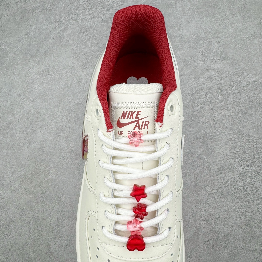 图片[5]-💰140 ＃福利特价‼NK Wmns Air Force 1\’07 Low\”Valentine’s Day 2024\”空军一号低帮经典百搭休闲运动板鞋“米白粉酒红串珠情人节”FZ5068-161 NK Air Force 1运动鞋一直都很受大家欢迎，而且推出的主题和配色亦愈来愈多选择，每一款都超吸睛！每年情人节亦会推出情人节版的款式，最近Nike就率先公开了2024年的情人节版Nike Air Force 1 Low ——「Valentine’s Day」～以白色皮革製作而成，配上浪漫又吸睛的玫红、粉两色。今年更是将外侧标志性的NIKE Swoosh Logo变成透明立体设计，入面仲有闪亮的心型小亮片，随住大家的步伐而郁动，超可爱！就连鞋带上都充满小细节，上面串住几粒粉嫩的花花、星星、心心珠仔，童趣感UP！而最底的一颗心心珠上更是带有一个迷你NIKE Swoosh Logo，取替了原本的鞋带扣设计，瞬间少女心爆棚！后脚跟Logo部分亦变成了一个花花Mix心心的Nike Logo，加上玫红色的内衬和带点闪粉的橡胶鞋底，甜美又可爱～相信女生们一定会大爱这款特别款！整对Air Force 1 Low的设计都藏满小细节，完美呼应情人节主题，相信大家也感受到满满的爱意！尺码：36 36.5 37.5 38 38.5 39 40 40.5 41 42 42.5 43 44 44.5 45 编码：Sby2936010-运动鞋