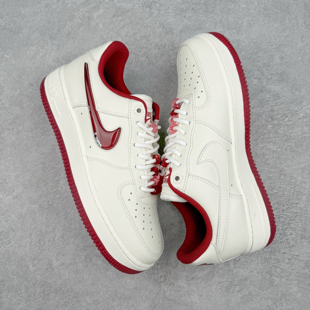 图片[3]-💰140 ＃福利特价‼NK Wmns Air Force 1\’07 Low\”Valentine’s Day 2024\”空军一号低帮经典百搭休闲运动板鞋“米白粉酒红串珠情人节”FZ5068-161 NK Air Force 1运动鞋一直都很受大家欢迎，而且推出的主题和配色亦愈来愈多选择，每一款都超吸睛！每年情人节亦会推出情人节版的款式，最近Nike就率先公开了2024年的情人节版Nike Air Force 1 Low ——「Valentine’s Day」～以白色皮革製作而成，配上浪漫又吸睛的玫红、粉两色。今年更是将外侧标志性的NIKE Swoosh Logo变成透明立体设计，入面仲有闪亮的心型小亮片，随住大家的步伐而郁动，超可爱！就连鞋带上都充满小细节，上面串住几粒粉嫩的花花、星星、心心珠仔，童趣感UP！而最底的一颗心心珠上更是带有一个迷你NIKE Swoosh Logo，取替了原本的鞋带扣设计，瞬间少女心爆棚！后脚跟Logo部分亦变成了一个花花Mix心心的Nike Logo，加上玫红色的内衬和带点闪粉的橡胶鞋底，甜美又可爱～相信女生们一定会大爱这款特别款！整对Air Force 1 Low的设计都藏满小细节，完美呼应情人节主题，相信大家也感受到满满的爱意！尺码：36 36.5 37.5 38 38.5 39 40 40.5 41 42 42.5 43 44 44.5 45 编码：Sby2936010-运动鞋