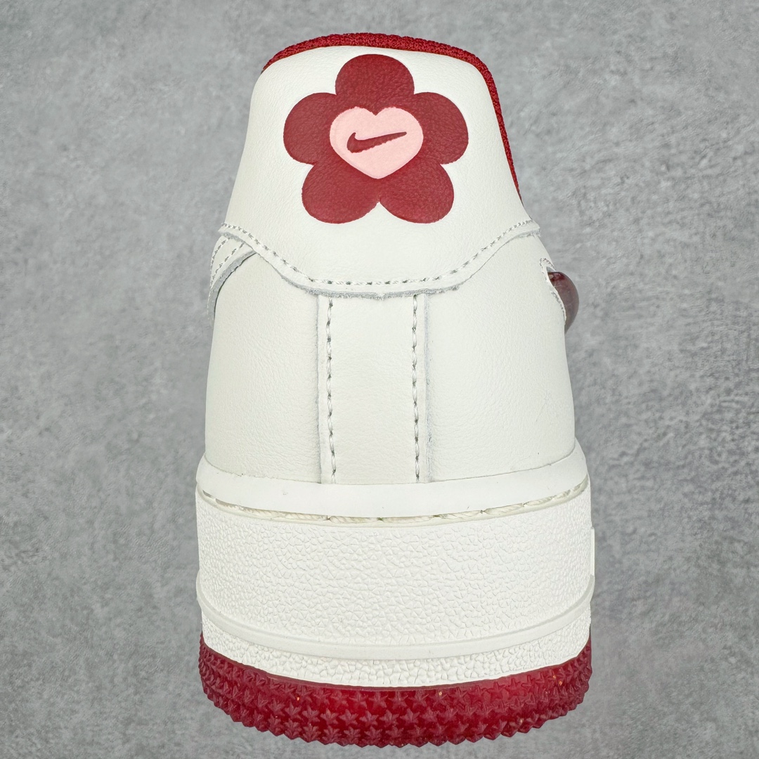 图片[7]-💰140 ＃福利特价‼NK Wmns Air Force 1\’07 Low\”Valentine’s Day 2024\”空军一号低帮经典百搭休闲运动板鞋“米白粉酒红串珠情人节”FZ5068-161 NK Air Force 1运动鞋一直都很受大家欢迎，而且推出的主题和配色亦愈来愈多选择，每一款都超吸睛！每年情人节亦会推出情人节版的款式，最近Nike就率先公开了2024年的情人节版Nike Air Force 1 Low ——「Valentine’s Day」～以白色皮革製作而成，配上浪漫又吸睛的玫红、粉两色。今年更是将外侧标志性的NIKE Swoosh Logo变成透明立体设计，入面仲有闪亮的心型小亮片，随住大家的步伐而郁动，超可爱！就连鞋带上都充满小细节，上面串住几粒粉嫩的花花、星星、心心珠仔，童趣感UP！而最底的一颗心心珠上更是带有一个迷你NIKE Swoosh Logo，取替了原本的鞋带扣设计，瞬间少女心爆棚！后脚跟Logo部分亦变成了一个花花Mix心心的Nike Logo，加上玫红色的内衬和带点闪粉的橡胶鞋底，甜美又可爱～相信女生们一定会大爱这款特别款！整对Air Force 1 Low的设计都藏满小细节，完美呼应情人节主题，相信大家也感受到满满的爱意！尺码：36 36.5 37.5 38 38.5 39 40 40.5 41 42 42.5 43 44 44.5 45 编码：Sby2936010-运动鞋