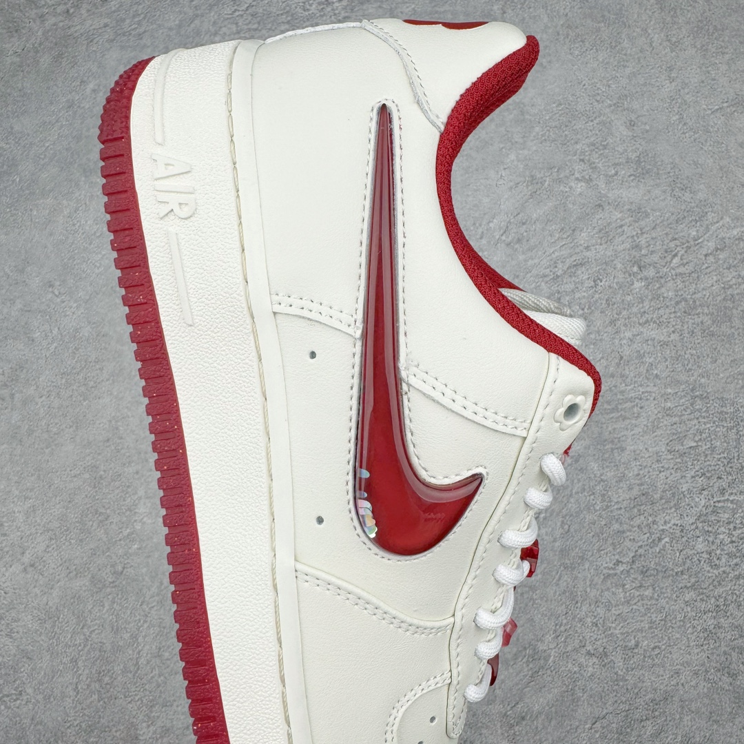 图片[6]-💰140 ＃福利特价‼NK Wmns Air Force 1\’07 Low\”Valentine’s Day 2024\”空军一号低帮经典百搭休闲运动板鞋“米白粉酒红串珠情人节”FZ5068-161 NK Air Force 1运动鞋一直都很受大家欢迎，而且推出的主题和配色亦愈来愈多选择，每一款都超吸睛！每年情人节亦会推出情人节版的款式，最近Nike就率先公开了2024年的情人节版Nike Air Force 1 Low ——「Valentine’s Day」～以白色皮革製作而成，配上浪漫又吸睛的玫红、粉两色。今年更是将外侧标志性的NIKE Swoosh Logo变成透明立体设计，入面仲有闪亮的心型小亮片，随住大家的步伐而郁动，超可爱！就连鞋带上都充满小细节，上面串住几粒粉嫩的花花、星星、心心珠仔，童趣感UP！而最底的一颗心心珠上更是带有一个迷你NIKE Swoosh Logo，取替了原本的鞋带扣设计，瞬间少女心爆棚！后脚跟Logo部分亦变成了一个花花Mix心心的Nike Logo，加上玫红色的内衬和带点闪粉的橡胶鞋底，甜美又可爱～相信女生们一定会大爱这款特别款！整对Air Force 1 Low的设计都藏满小细节，完美呼应情人节主题，相信大家也感受到满满的爱意！尺码：36 36.5 37.5 38 38.5 39 40 40.5 41 42 42.5 43 44 44.5 45 编码：Sby2936010-运动鞋