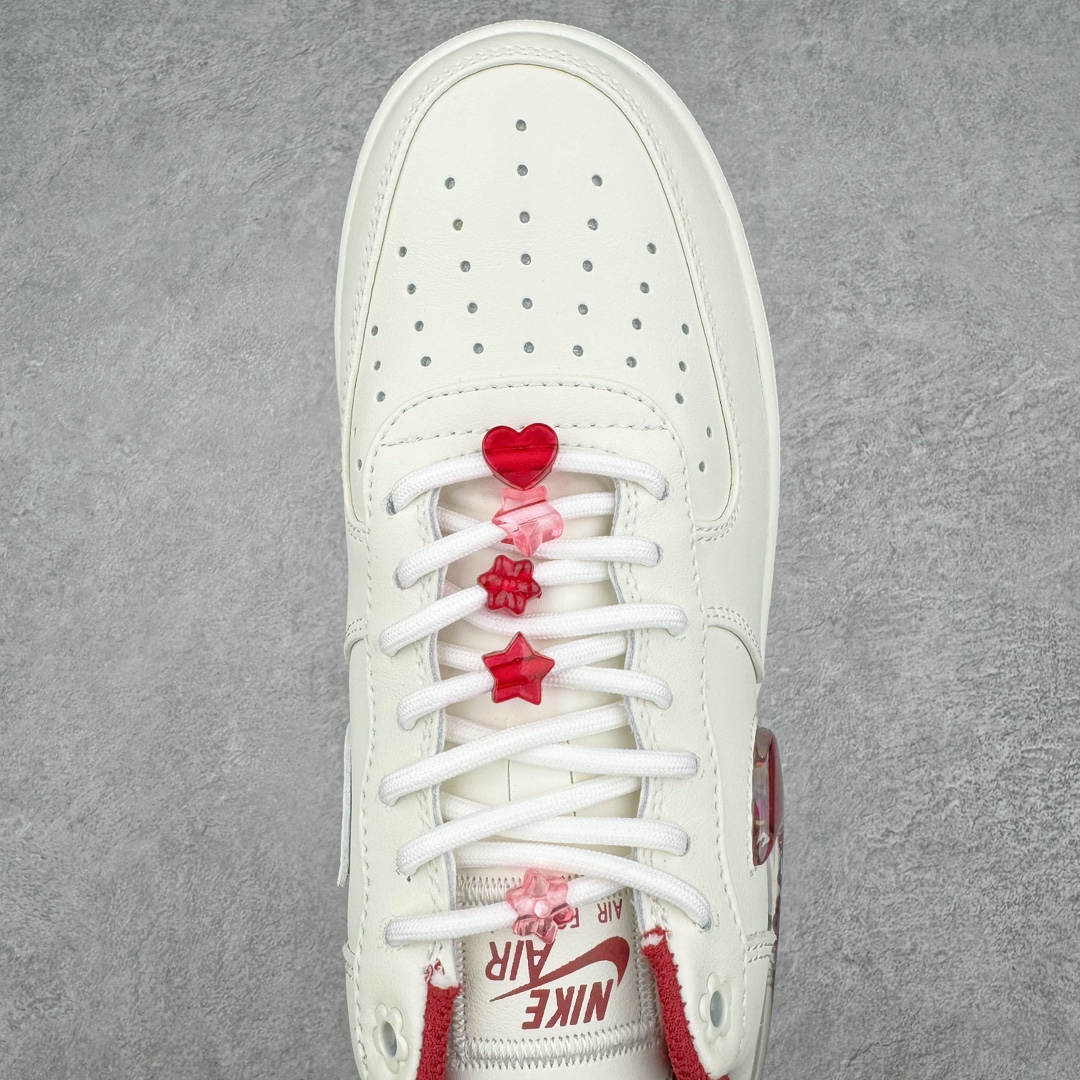 图片[4]-💰140 ＃福利特价‼NK Wmns Air Force 1\’07 Low\”Valentine’s Day 2024\”空军一号低帮经典百搭休闲运动板鞋“米白粉酒红串珠情人节”FZ5068-161 NK Air Force 1运动鞋一直都很受大家欢迎，而且推出的主题和配色亦愈来愈多选择，每一款都超吸睛！每年情人节亦会推出情人节版的款式，最近Nike就率先公开了2024年的情人节版Nike Air Force 1 Low ——「Valentine’s Day」～以白色皮革製作而成，配上浪漫又吸睛的玫红、粉两色。今年更是将外侧标志性的NIKE Swoosh Logo变成透明立体设计，入面仲有闪亮的心型小亮片，随住大家的步伐而郁动，超可爱！就连鞋带上都充满小细节，上面串住几粒粉嫩的花花、星星、心心珠仔，童趣感UP！而最底的一颗心心珠上更是带有一个迷你NIKE Swoosh Logo，取替了原本的鞋带扣设计，瞬间少女心爆棚！后脚跟Logo部分亦变成了一个花花Mix心心的Nike Logo，加上玫红色的内衬和带点闪粉的橡胶鞋底，甜美又可爱～相信女生们一定会大爱这款特别款！整对Air Force 1 Low的设计都藏满小细节，完美呼应情人节主题，相信大家也感受到满满的爱意！尺码：36 36.5 37.5 38 38.5 39 40 40.5 41 42 42.5 43 44 44.5 45 编码：Sby2936010-运动鞋