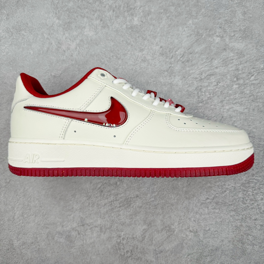 💰140 ＃福利特价‼NK Wmns Air Force 1\’07 Low\”Valentine’s Day 2024\”空军一号低帮经典百搭休闲运动板鞋“米白粉酒红串珠情人节”FZ5068-161 NK Air Force 1运动鞋一直都很受大家欢迎，而且推出的主题和配色亦愈来愈多选择，每一款都超吸睛！每年情人节亦会推出情人节版的款式，最近Nike就率先公开了2024年的情人节版Nike Air Force 1 Low ——「Valentine’s Day」～以白色皮革製作而成，配上浪漫又吸睛的玫红、粉两色。今年更是将外侧标志性的NIKE Swoosh Logo变成透明立体设计，入面仲有闪亮的心型小亮片，随住大家的步伐而郁动，超可爱！就连鞋带上都充满小细节，上面串住几粒粉嫩的花花、星星、心心珠仔，童趣感UP！而最底的一颗心心珠上更是带有一个迷你NIKE Swoosh Logo，取替了原本的鞋带扣设计，瞬间少女心爆棚！后脚跟Logo部分亦变成了一个花花Mix心心的Nike Logo，加上玫红色的内衬和带点闪粉的橡胶鞋底，甜美又可爱～相信女生们一定会大爱这款特别款！整对Air Force 1 Low的设计都藏满小细节，完美呼应情人节主题，相信大家也感受到满满的爱意！尺码：36 36.5 37.5 38 38.5 39 40 40.5 41 42 42.5 43 44 44.5 45 编码：Sby2936010-运动鞋