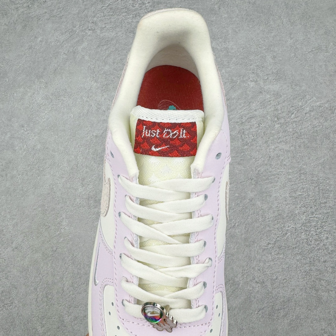 图片[5]-💰140 ＃福利特价‼NK Air Force 1\’07 Low LX\”Year of the Dragon\”空军一号经典低帮百搭休闲运动板鞋“龙年米粉绿珠宝”FZ5066-111 整体色调以粉色搭配米白示人，鞋侧 Swoosh 与后跟则辅以龙鳞纹理点缀。细看鞋舌 Just Do It 字样，D 改为龙形态的刺绣呈现，鞋带扣还额外加入珠宝元素装饰，进一步营造东方优雅的华丽气质。目前这款Air Force 1 Low “Year of the Dragon” 确定将于明年 1 月初登场，除此之外，还有一款同样构色方案的Dunk Low LX一并现身。而除此之外，科比战靴是否会再度出现在今年的龙年 CNY 系列中，不妨拭目以待吧！尺码：36 36.5 37.5 38 38.5 39 40 40.5 41 42 42.5 43 44 44.5 45 编码：Sby2936010-运动鞋