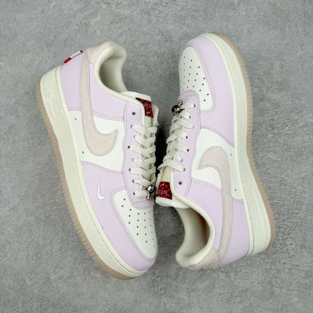 图片[3]-💰140 ＃福利特价‼NK Air Force 1\’07 Low LX\”Year of the Dragon\”空军一号经典低帮百搭休闲运动板鞋“龙年米粉绿珠宝”FZ5066-111 整体色调以粉色搭配米白示人，鞋侧 Swoosh 与后跟则辅以龙鳞纹理点缀。细看鞋舌 Just Do It 字样，D 改为龙形态的刺绣呈现，鞋带扣还额外加入珠宝元素装饰，进一步营造东方优雅的华丽气质。目前这款Air Force 1 Low “Year of the Dragon” 确定将于明年 1 月初登场，除此之外，还有一款同样构色方案的Dunk Low LX一并现身。而除此之外，科比战靴是否会再度出现在今年的龙年 CNY 系列中，不妨拭目以待吧！尺码：36 36.5 37.5 38 38.5 39 40 40.5 41 42 42.5 43 44 44.5 45 编码：Sby2936010-运动鞋