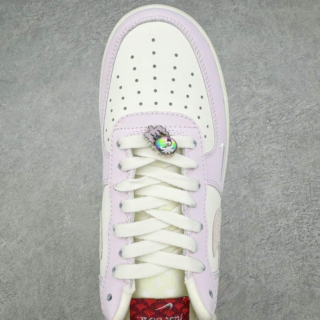 图片[4]-💰140 ＃福利特价‼NK Air Force 1\’07 Low LX\”Year of the Dragon\”空军一号经典低帮百搭休闲运动板鞋“龙年米粉绿珠宝”FZ5066-111 整体色调以粉色搭配米白示人，鞋侧 Swoosh 与后跟则辅以龙鳞纹理点缀。细看鞋舌 Just Do It 字样，D 改为龙形态的刺绣呈现，鞋带扣还额外加入珠宝元素装饰，进一步营造东方优雅的华丽气质。目前这款Air Force 1 Low “Year of the Dragon” 确定将于明年 1 月初登场，除此之外，还有一款同样构色方案的Dunk Low LX一并现身。而除此之外，科比战靴是否会再度出现在今年的龙年 CNY 系列中，不妨拭目以待吧！尺码：36 36.5 37.5 38 38.5 39 40 40.5 41 42 42.5 43 44 44.5 45 编码：Sby2936010-运动鞋