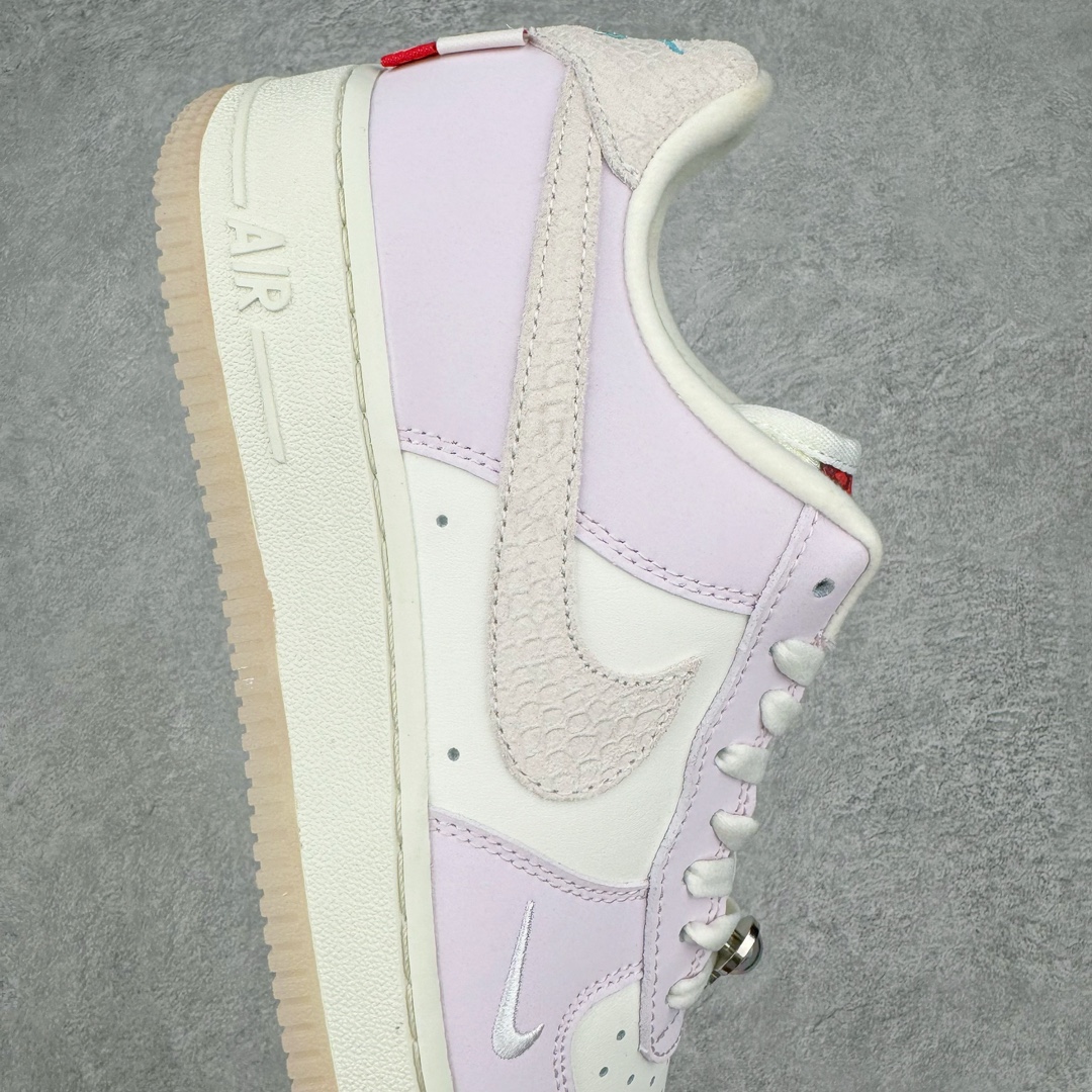 图片[6]-💰140 ＃福利特价‼NK Air Force 1\’07 Low LX\”Year of the Dragon\”空军一号经典低帮百搭休闲运动板鞋“龙年米粉绿珠宝”FZ5066-111 整体色调以粉色搭配米白示人，鞋侧 Swoosh 与后跟则辅以龙鳞纹理点缀。细看鞋舌 Just Do It 字样，D 改为龙形态的刺绣呈现，鞋带扣还额外加入珠宝元素装饰，进一步营造东方优雅的华丽气质。目前这款Air Force 1 Low “Year of the Dragon” 确定将于明年 1 月初登场，除此之外，还有一款同样构色方案的Dunk Low LX一并现身。而除此之外，科比战靴是否会再度出现在今年的龙年 CNY 系列中，不妨拭目以待吧！尺码：36 36.5 37.5 38 38.5 39 40 40.5 41 42 42.5 43 44 44.5 45 编码：Sby2936010-运动鞋