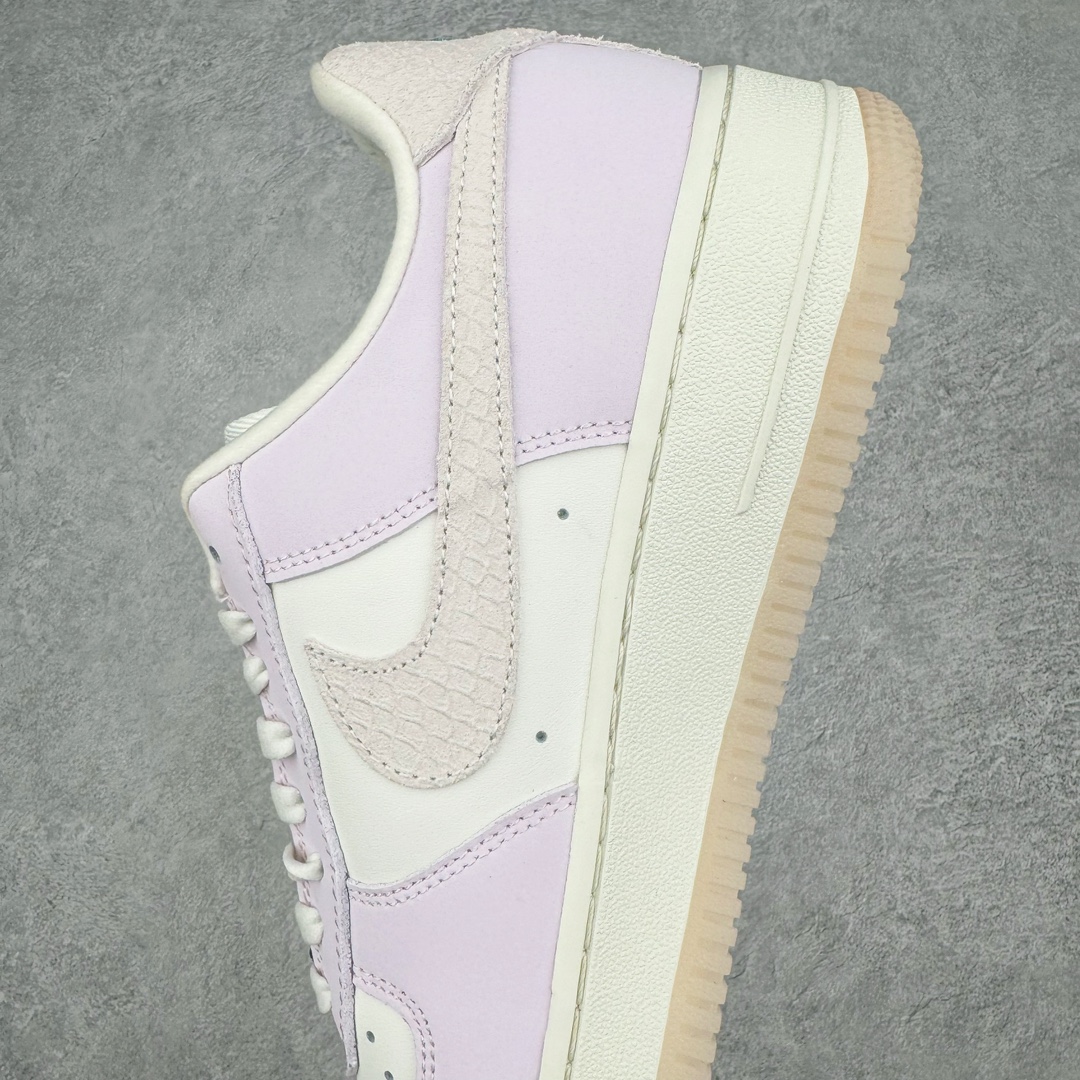 图片[7]-💰140 ＃福利特价‼NK Air Force 1\’07 Low LX\”Year of the Dragon\”空军一号经典低帮百搭休闲运动板鞋“龙年米粉绿珠宝”FZ5066-111 整体色调以粉色搭配米白示人，鞋侧 Swoosh 与后跟则辅以龙鳞纹理点缀。细看鞋舌 Just Do It 字样，D 改为龙形态的刺绣呈现，鞋带扣还额外加入珠宝元素装饰，进一步营造东方优雅的华丽气质。目前这款Air Force 1 Low “Year of the Dragon” 确定将于明年 1 月初登场，除此之外，还有一款同样构色方案的Dunk Low LX一并现身。而除此之外，科比战靴是否会再度出现在今年的龙年 CNY 系列中，不妨拭目以待吧！尺码：36 36.5 37.5 38 38.5 39 40 40.5 41 42 42.5 43 44 44.5 45 编码：Sby2936010-运动鞋