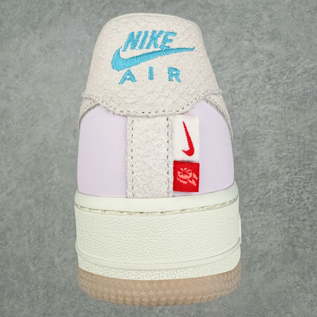 图片[8]-💰140 ＃福利特价‼NK Air Force 1\’07 Low LX\”Year of the Dragon\”空军一号经典低帮百搭休闲运动板鞋“龙年米粉绿珠宝”FZ5066-111 整体色调以粉色搭配米白示人，鞋侧 Swoosh 与后跟则辅以龙鳞纹理点缀。细看鞋舌 Just Do It 字样，D 改为龙形态的刺绣呈现，鞋带扣还额外加入珠宝元素装饰，进一步营造东方优雅的华丽气质。目前这款Air Force 1 Low “Year of the Dragon” 确定将于明年 1 月初登场，除此之外，还有一款同样构色方案的Dunk Low LX一并现身。而除此之外，科比战靴是否会再度出现在今年的龙年 CNY 系列中，不妨拭目以待吧！尺码：36 36.5 37.5 38 38.5 39 40 40.5 41 42 42.5 43 44 44.5 45 编码：Sby2936010-运动鞋