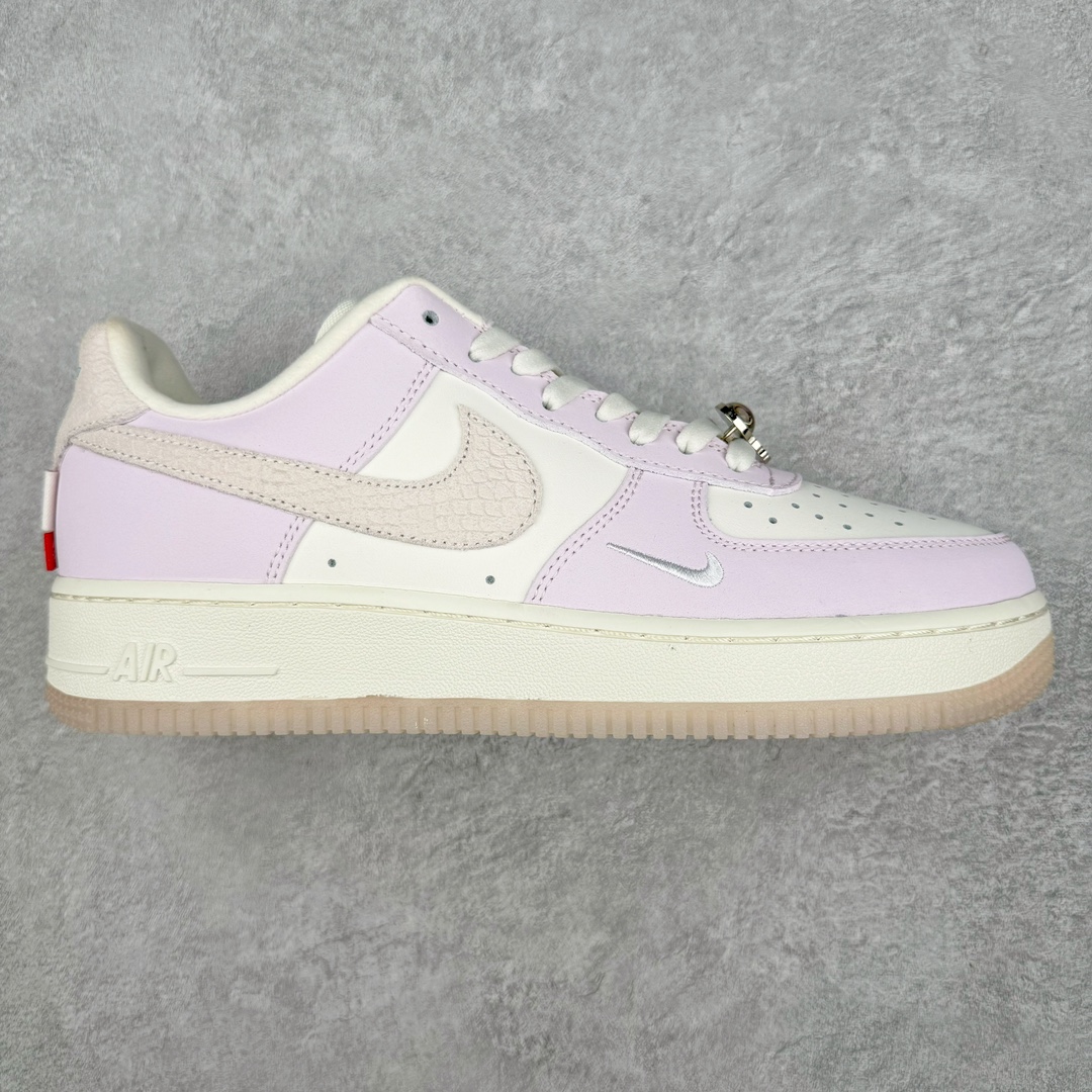 💰140 ＃福利特价‼NK Air Force 1\’07 Low LX\”Year of the Dragon\”空军一号经典低帮百搭休闲运动板鞋“龙年米粉绿珠宝”FZ5066-111 整体色调以粉色搭配米白示人，鞋侧 Swoosh 与后跟则辅以龙鳞纹理点缀。细看鞋舌 Just Do It 字样，D 改为龙形态的刺绣呈现，鞋带扣还额外加入珠宝元素装饰，进一步营造东方优雅的华丽气质。目前这款Air Force 1 Low “Year of the Dragon” 确定将于明年 1 月初登场，除此之外，还有一款同样构色方案的Dunk Low LX一并现身。而除此之外，科比战靴是否会再度出现在今年的龙年 CNY 系列中，不妨拭目以待吧！尺码：36 36.5 37.5 38 38.5 39 40 40.5 41 42 42.5 43 44 44.5 45 编码：Sby2936010-运动鞋