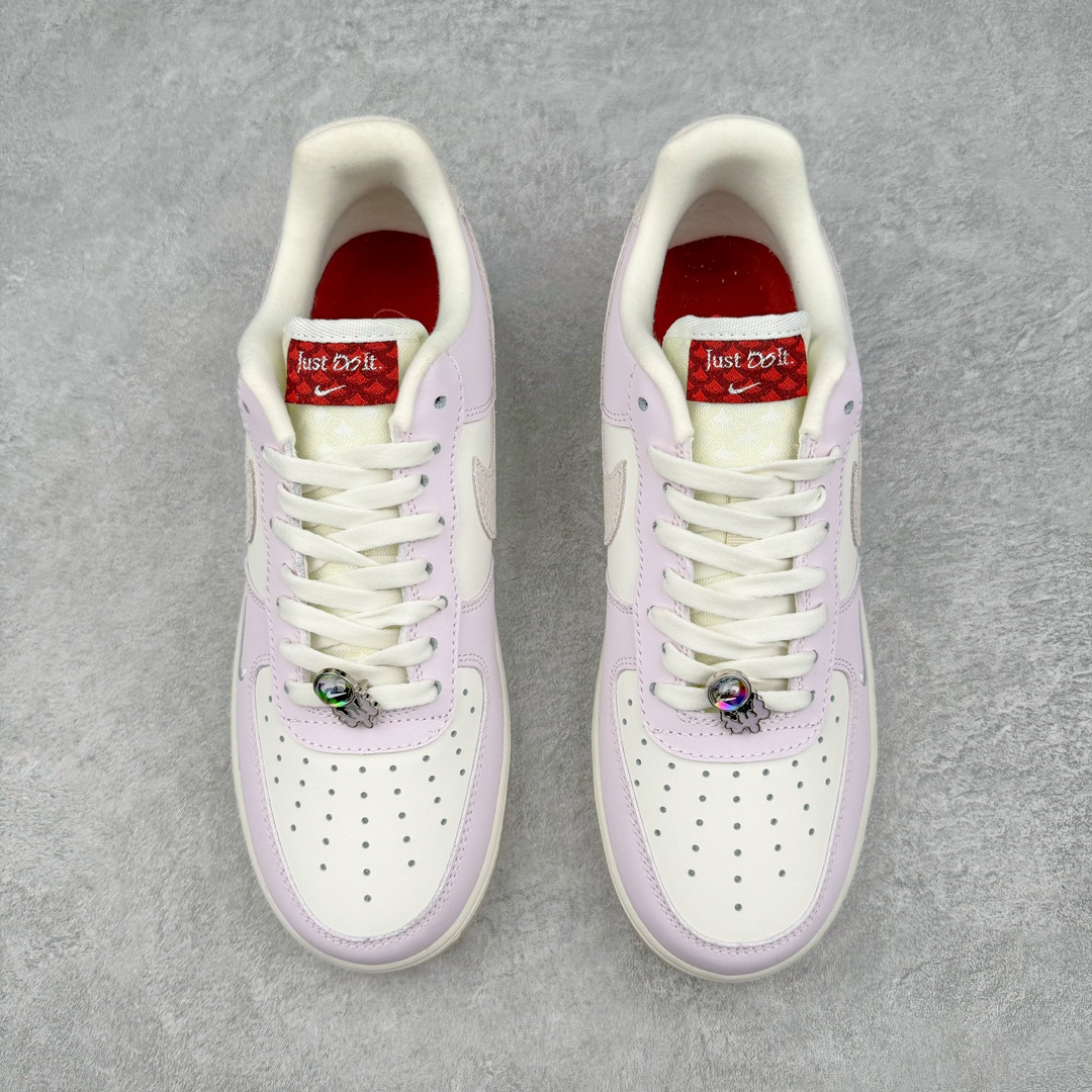 图片[2]-💰140 ＃福利特价‼NK Air Force 1\’07 Low LX\”Year of the Dragon\”空军一号经典低帮百搭休闲运动板鞋“龙年米粉绿珠宝”FZ5066-111 整体色调以粉色搭配米白示人，鞋侧 Swoosh 与后跟则辅以龙鳞纹理点缀。细看鞋舌 Just Do It 字样，D 改为龙形态的刺绣呈现，鞋带扣还额外加入珠宝元素装饰，进一步营造东方优雅的华丽气质。目前这款Air Force 1 Low “Year of the Dragon” 确定将于明年 1 月初登场，除此之外，还有一款同样构色方案的Dunk Low LX一并现身。而除此之外，科比战靴是否会再度出现在今年的龙年 CNY 系列中，不妨拭目以待吧！尺码：36 36.5 37.5 38 38.5 39 40 40.5 41 42 42.5 43 44 44.5 45 编码：Sby2936010-运动鞋