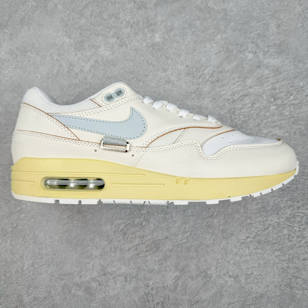 💰220 NK Air Max 1 初代复古气垫慢跑鞋 FD5742-121 由Tinker Hatfeld和Mark Parker在1987年设计 灵感来自于巴黎蓬皮杜中心 在参观了蓬皮杜中心之后提出了Air Max的标志性开窗可视气垫的理念 并将其实际开发成功 是NK史上第一双可视气垫跑鞋 凭借着Air Max气垫带来的舒适脚感和鞋面面料上的不断精进才使得Air Max 1在现如今都是复古慢跑鞋的首选 深厚的历史渊源 独特的流线形设计 极为复古的外观使得它深受鞋迷的喜爱 SIZE：36 36.5 37.5 38 38.5 39 40 40.5 41 42 42.5 43 44 44.5 45 46 47.5 编码：Jby2936090-运动鞋