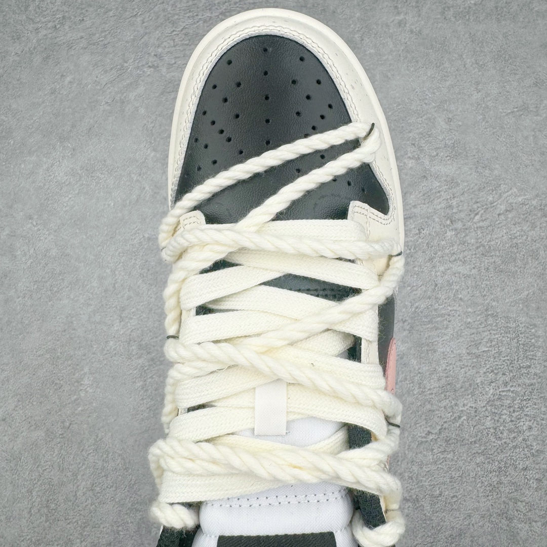 图片[4]-💰230 ＃YC纯原 NK Dunk Low 桃桃乌龙 黑白粉 CW1590-100 定制系列天花板 无原鞋不开发 全系列得物原鞋一比一校对开发 配色持续更新中 终端对接 优势输出 全套原厂楦头原纸板数据档案倾力打造 原汁原味莞产 极致还原 圈内最强针车工艺 高端零售指定版 广东原厂配套原盒原标 鞋盒分三个尺码段 原厂冲刀 超高清洁度 全鞋零毛边皮料切割 采用原厂百宏鞋带以及原厂百宏织唛舌标 内标可供原厂几率过验 进口原装条纹中底布 四线拉帮白色点胶 原厂拉帮手法遵循公司 原厂电绣 极致还原 SIZE：35.5 36 36.5 37.5 38 38.5 39 40 40.5 41 42 42.5 43 44 44.5 45 46 47.5 编码：by3936000-运动鞋