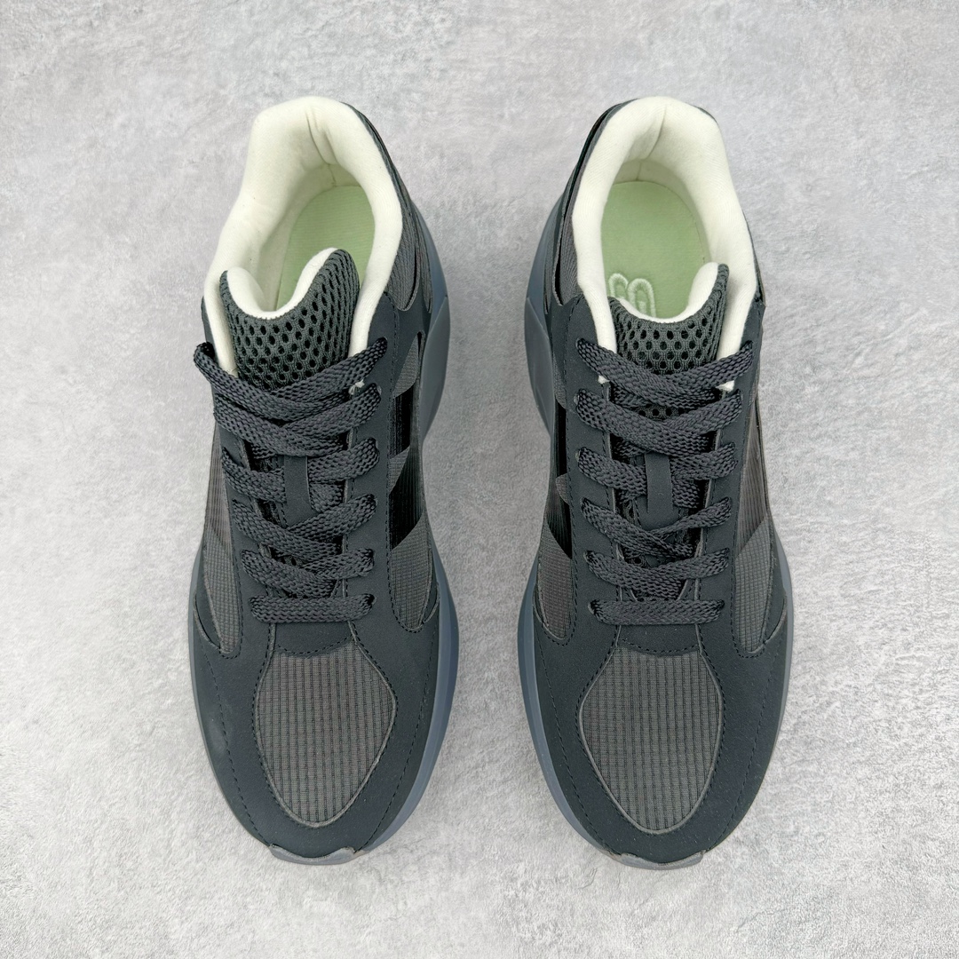 图片[2]-💰180 AURALEE x New Balance Warped Runner NB新百伦联名低帮复古老爹风休闲运动慢跑鞋 原楦开发版型 采用环保纤维革拼接透气网眼衬垫织物鞋面材质 T-Beam大底提供足步弓支撑 保持步态稳定后跟搭载外露缓震胶 破坏解构做旧有内味了 以极简主义美学闻名的日本时尚品牌 AURALEE 在巴黎时装周 2024 年春夏时装秀上推出了与 New Balance 的全新合作鞋款 Warped Runner 采用网布和奢华绒面革覆盖层 侧面的同色系「N」标志是对 New Balance 品牌的微妙致敬 同时配有同色系模压 FuelCell 泡沫中底和橡胶外底 此次合作是两个品牌共同致力于简约设计的完美典范 是日常穿着的绝佳选择 尺码：35.5 36 37 37.5 38 38.5 39.5 40 40.5 41.5 42 42.5 43 44 45 编码：Pby2936050-运动鞋