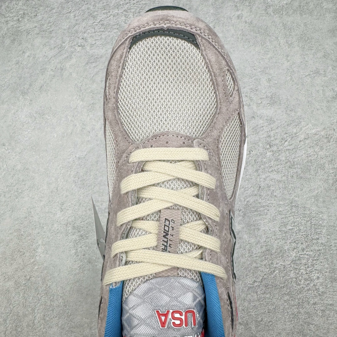 图片[4]-💰210 New Balance 新百伦NB992总统复古慢跑鞋 正确3M反光细节 原楦原纸版开发 正确6层组合底模精密开发 后跟透明TPU水晶装饰条稳固 沿用了引以为傲的跑鞋手工技艺 采用猪皮绒面并包裹局部透气网面的鞋身设计 菱网鞋舌上刻有New Balance USA 鞋面依旧身着经典的大热之灰 彰显了其高端的品质身份 尺码：36 37 37.5 38 38.5 39 40 40.5 41.5 42 42.5 43 44 45 编码：Jby2936080-运动鞋