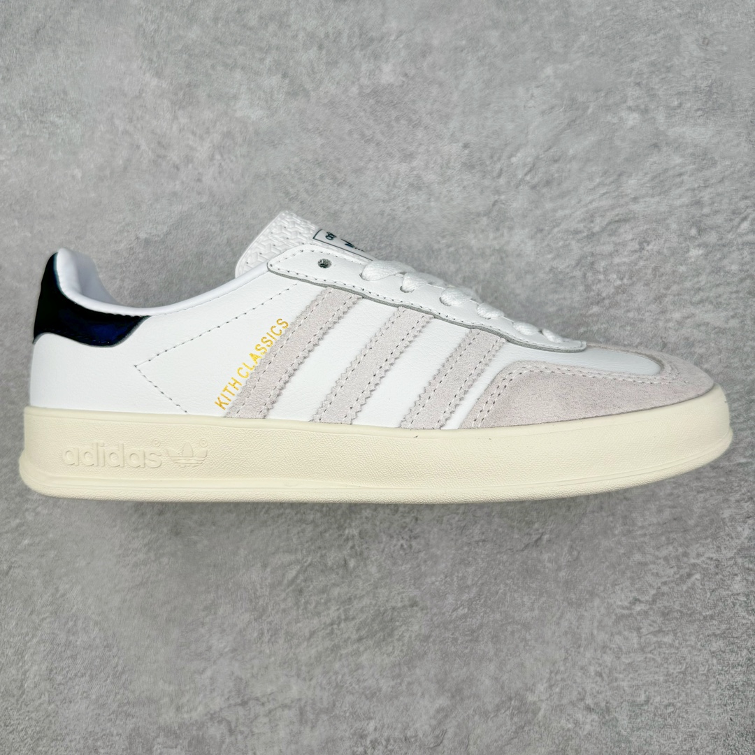 💰140 AD Gazelle Indoor Trainers 羚羊内训系列低帮复古百搭休闲运动德训风板鞋 IE2572 90年代经典的复刻版！自60年代以足球训练鞋面世以来,Gazelle就以其经典设计席卷全球。1991年版本的复刻,再造经典Gazelle。采用皮革打造,搭配浊色细节,让这款经典更加简约。尺码：36 36⅔ 37⅓ 38 38⅔ 39⅓ 40 40⅔ 41⅓ 42 42⅔ 43⅓ 44 45 编码：Xby2936010-运动鞋