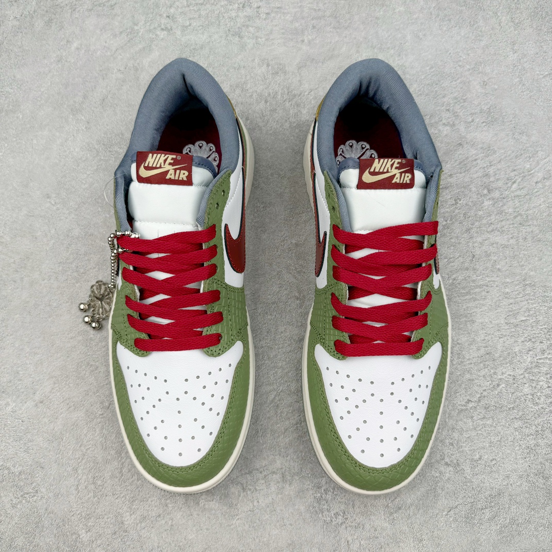 图片[2]-💰140 ＃福利特价‼Air Jordan AJ1 Low “Year of the Dragon” CNY 龙年限定 FN3727-100 整双鞋将白色作为底色 使用绿色、红色、金色等多种色彩装点鞋面 构造出丰富的色彩体系材质方面最值得一提的便是绿色轮廓的皮质 其表面纹路酷似 “龙鳞” 的造型样式 不得不说这样的设计足够吸睛 鞋垫上也有全新的灵感体现 这次设计 Jordan Brand 还选择将中国传统文化中的 “长命锁” 也融入其中 其实不仅仅在鞋垫上 在此次随鞋附赠的配件当中也有所体现通过图片不难看出 除了一个 “长命锁” 造型的挂件外还有两个不同样式的红包其中左侧红包上同样印有 “长命锁” 的寓意图案 而在右侧的红包上则展现出的是 “龙凤呈祥” 的样式 SIZE：36 36.5 37.5 38 38.5 39 40 40.5 41 42 42.5 43 44 44.5 45 46 47.5 编码：Sby2936010-运动鞋