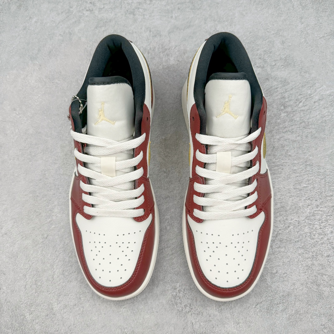 图片[2]-💰180 Air Jordan AJ1 Low 低帮 CNY龙年限定 白红金 FJ5735-100 全新流水线出品 DT版本唯一平替选择 市场第二梯队最强版 全部原鞋开发 原楦原纸板开发 全鞋电脑针车 原厂内置全掌气垫 原盒内在原标 唯一Zp原版鞋带绑法 免检产品 全新2022版型 全头层皮料 完美零毛边处理 原厂配置全掌气垫 价格定位良心 几十个配色陆续出货 SIZE：36 36.5 37.5 38 38.5 39 40 40.5 41 42 42.5 43 44 44.5 45 46 47.5 编码：Sby2936050-运动鞋