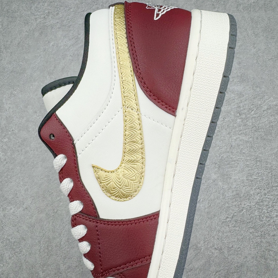 图片[7]-💰180 Air Jordan AJ1 Low 低帮 CNY龙年限定 白红金 FJ5735-100 全新流水线出品 DT版本唯一平替选择 市场第二梯队最强版 全部原鞋开发 原楦原纸板开发 全鞋电脑针车 原厂内置全掌气垫 原盒内在原标 唯一Zp原版鞋带绑法 免检产品 全新2022版型 全头层皮料 完美零毛边处理 原厂配置全掌气垫 价格定位良心 几十个配色陆续出货 SIZE：36 36.5 37.5 38 38.5 39 40 40.5 41 42 42.5 43 44 44.5 45 46 47.5 编码：Sby2936050-运动鞋