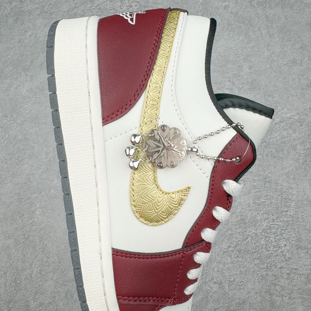 图片[6]-💰180 Air Jordan AJ1 Low 低帮 CNY龙年限定 白红金 FJ5735-100 全新流水线出品 DT版本唯一平替选择 市场第二梯队最强版 全部原鞋开发 原楦原纸板开发 全鞋电脑针车 原厂内置全掌气垫 原盒内在原标 唯一Zp原版鞋带绑法 免检产品 全新2022版型 全头层皮料 完美零毛边处理 原厂配置全掌气垫 价格定位良心 几十个配色陆续出货 SIZE：36 36.5 37.5 38 38.5 39 40 40.5 41 42 42.5 43 44 44.5 45 46 47.5 编码：Sby2936050-运动鞋