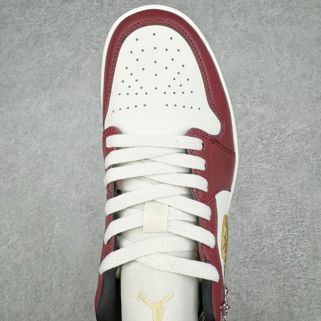 图片[4]-💰180 Air Jordan AJ1 Low 低帮 CNY龙年限定 白红金 FJ5735-100 全新流水线出品 DT版本唯一平替选择 市场第二梯队最强版 全部原鞋开发 原楦原纸板开发 全鞋电脑针车 原厂内置全掌气垫 原盒内在原标 唯一Zp原版鞋带绑法 免检产品 全新2022版型 全头层皮料 完美零毛边处理 原厂配置全掌气垫 价格定位良心 几十个配色陆续出货 SIZE：36 36.5 37.5 38 38.5 39 40 40.5 41 42 42.5 43 44 44.5 45 46 47.5 编码：Sby2936050-运动鞋