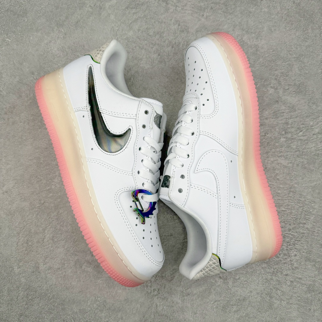 图片[3]-💰140 ＃福利特价‼NK Air Force 1\’07 Low LX\”Year of the Dragon\”空军一号经典低帮百搭休闲运动板鞋“龙年白水蜜桃粉”FZ5741-191 整体色调以粉色搭配米白示人，鞋侧 Swoosh 与后跟则辅以龙鳞纹理点缀。细看鞋舌 Just Do It 字样，D 改为龙形态的刺绣呈现，鞋带扣还额外加入珠宝元素装饰，进一步营造东方优雅的华丽气质。目前这款Air Force 1 Low “Year of the Dragon” 确定将于明年 1 月初登场，除此之外，还有一款同样构色方案的Dunk Low LX一并现身。而除此之外，科比战靴是否会再度出现在今年的龙年 CNY 系列中，不妨拭目以待吧！尺码：36 36.5 37.5 38 38.5 39 40 40.5 41 42 42.5 43 44 44.5 45 编码：Sby2936010-运动鞋