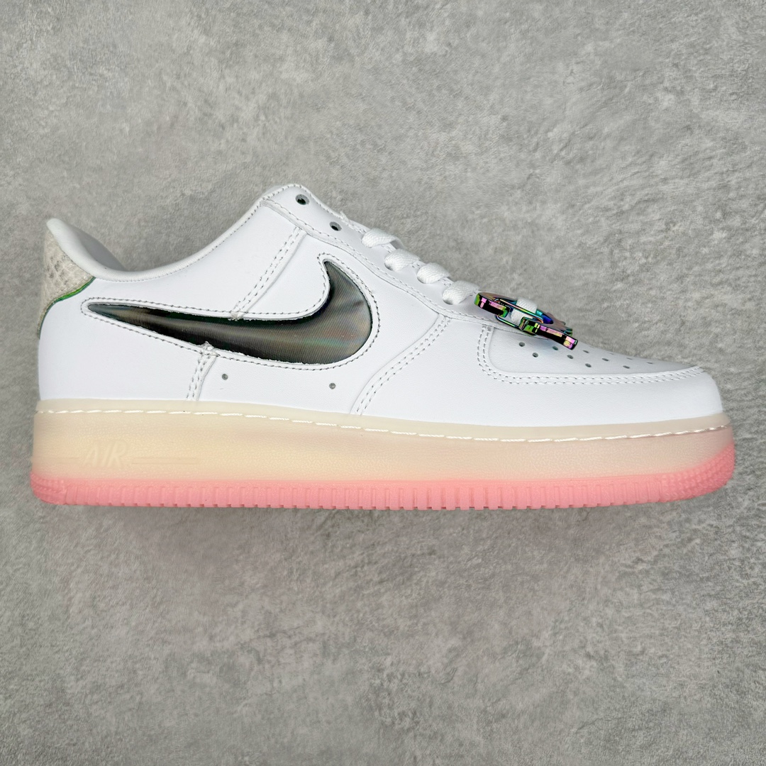 💰140 ＃福利特价‼NK Air Force 1\’07 Low LX\”Year of the Dragon\”空军一号经典低帮百搭休闲运动板鞋“龙年白水蜜桃粉”FZ5741-191 整体色调以粉色搭配米白示人，鞋侧 Swoosh 与后跟则辅以龙鳞纹理点缀。细看鞋舌 Just Do It 字样，D 改为龙形态的刺绣呈现，鞋带扣还额外加入珠宝元素装饰，进一步营造东方优雅的华丽气质。目前这款Air Force 1 Low “Year of the Dragon” 确定将于明年 1 月初登场，除此之外，还有一款同样构色方案的Dunk Low LX一并现身。而除此之外，科比战靴是否会再度出现在今年的龙年 CNY 系列中，不妨拭目以待吧！尺码：36 36.5 37.5 38 38.5 39 40 40.5 41 42 42.5 43 44 44.5 45 编码：Sby2936010-运动鞋