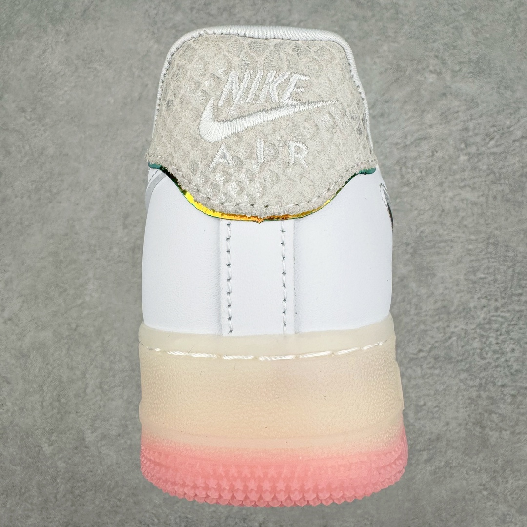 图片[8]-💰140 ＃福利特价‼NK Air Force 1\’07 Low LX\”Year of the Dragon\”空军一号经典低帮百搭休闲运动板鞋“龙年白水蜜桃粉”FZ5741-191 整体色调以粉色搭配米白示人，鞋侧 Swoosh 与后跟则辅以龙鳞纹理点缀。细看鞋舌 Just Do It 字样，D 改为龙形态的刺绣呈现，鞋带扣还额外加入珠宝元素装饰，进一步营造东方优雅的华丽气质。目前这款Air Force 1 Low “Year of the Dragon” 确定将于明年 1 月初登场，除此之外，还有一款同样构色方案的Dunk Low LX一并现身。而除此之外，科比战靴是否会再度出现在今年的龙年 CNY 系列中，不妨拭目以待吧！尺码：36 36.5 37.5 38 38.5 39 40 40.5 41 42 42.5 43 44 44.5 45 编码：Sby2936010-运动鞋