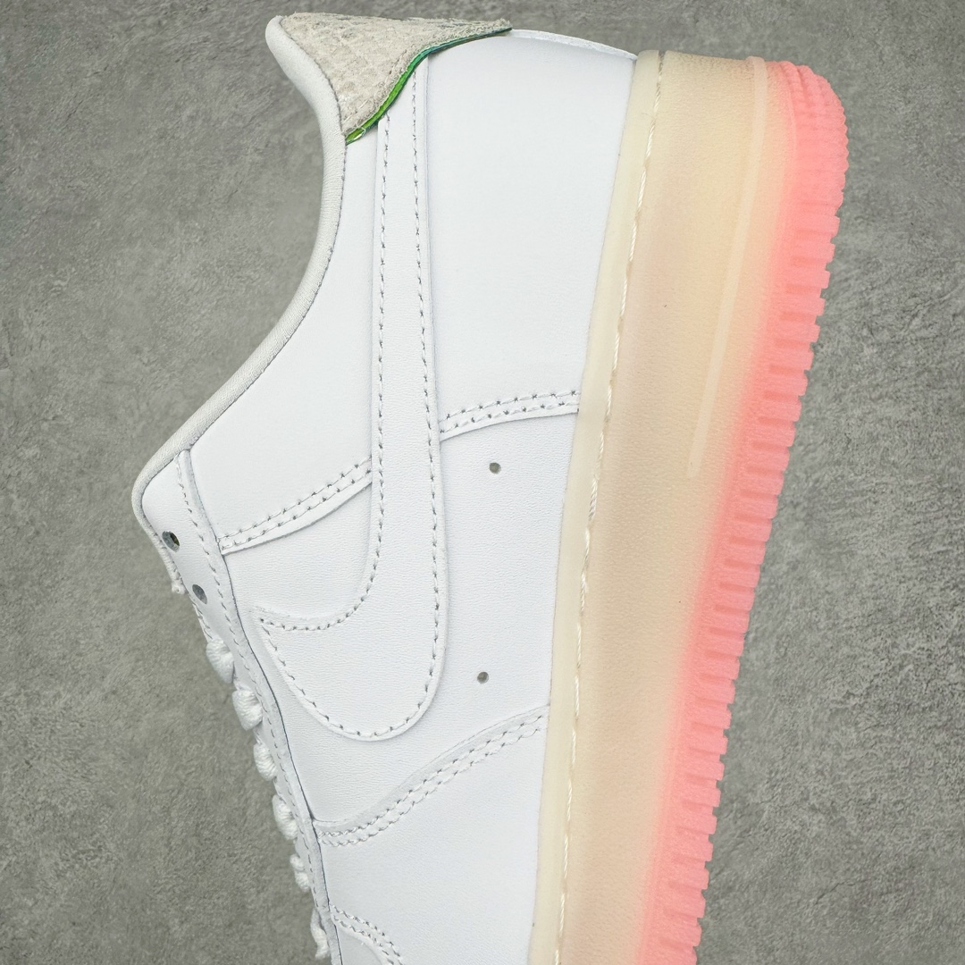 图片[7]-💰140 ＃福利特价‼NK Air Force 1\’07 Low LX\”Year of the Dragon\”空军一号经典低帮百搭休闲运动板鞋“龙年白水蜜桃粉”FZ5741-191 整体色调以粉色搭配米白示人，鞋侧 Swoosh 与后跟则辅以龙鳞纹理点缀。细看鞋舌 Just Do It 字样，D 改为龙形态的刺绣呈现，鞋带扣还额外加入珠宝元素装饰，进一步营造东方优雅的华丽气质。目前这款Air Force 1 Low “Year of the Dragon” 确定将于明年 1 月初登场，除此之外，还有一款同样构色方案的Dunk Low LX一并现身。而除此之外，科比战靴是否会再度出现在今年的龙年 CNY 系列中，不妨拭目以待吧！尺码：36 36.5 37.5 38 38.5 39 40 40.5 41 42 42.5 43 44 44.5 45 编码：Sby2936010-运动鞋