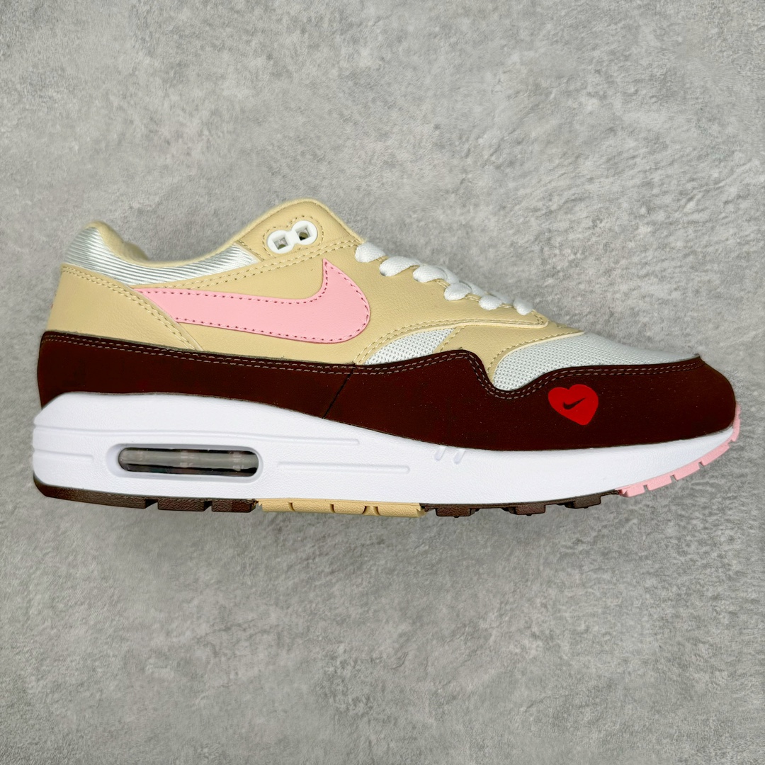 💰220 NK Air Max 1 初代复古气垫慢跑鞋 FZ4346-200 由Tinker Hatfeld和Mark Parker在1987年设计 灵感来自于巴黎蓬皮杜中心 在参观了蓬皮杜中心之后提出了Air Max的标志性开窗可视气垫的理念 并将其实际开发成功 是NK史上第一双可视气垫跑鞋 凭借着Air Max气垫带来的舒适脚感和鞋面面料上的不断精进才使得Air Max 1在现如今都是复古慢跑鞋的首选 深厚的历史渊源 独特的流线形设计 极为复古的外观使得它深受鞋迷的喜爱 SIZE：36 36.5 37.5 38 38.5 39 40 40.5 41 42 42.5 43 44 44.5 45 46 47.5 编码：Jby2936090-运动鞋