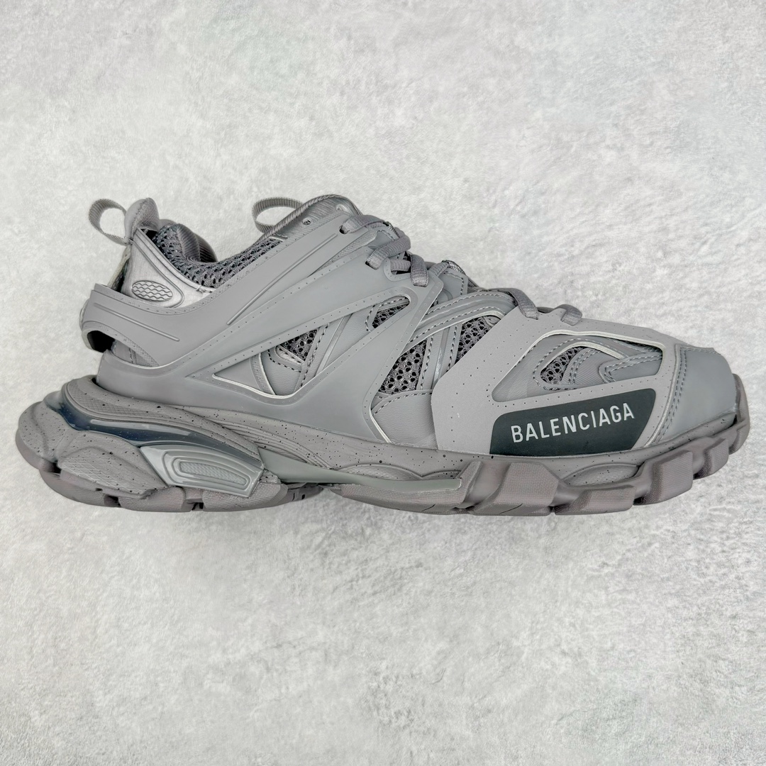 图片[4]-＃VG零售版 BALENCIAGA Track 巴黎世家三代复古老爹鞋 全套原纸板楦头开发 最原汁原味的灵魂版型 全鞋荧光划线卡点 胶水把控整洁度追求极致完美 每一双都是工艺品 多重QC质检 超越公司货的品控标准 实实在在的免检产品 原盒原配 正确字体电绣 粗细、位置、大小正确 侧边TPU 透气孔匹配意产原版 正确气垫分离大底 TPU软底 原版一致大底LOGO 立体感十足 原厂皮料水洗做旧 采购原厂网纱 该款鞋采用网眼布和尼龙制成 不含皮革 鞋舌饰有Track.2橡胶品牌标识 外侧饰有橡胶品牌标识 泡沫后帮压印品牌标识 外底正面压印BB标识 由176块饰片拼接而成的铰接式鞋面 侧面配金属质感网眼布 内面配有额外金属光泽饰件 包含1副鞋带和1副备用鞋带 后帮配有拉环鞋提 动态鞋底设计 为双脚带来后续的助力 正常尺码 尺码：35 36 37 38 39 40 41 42 43 44 45 46-选品中心